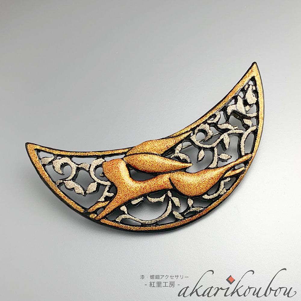 漆 兎モチーフブローチ 唐草 月 透彫 彫刻 金蒔絵 銀蒔絵 Iichi ハンドメイド クラフト作品 手仕事品の通販