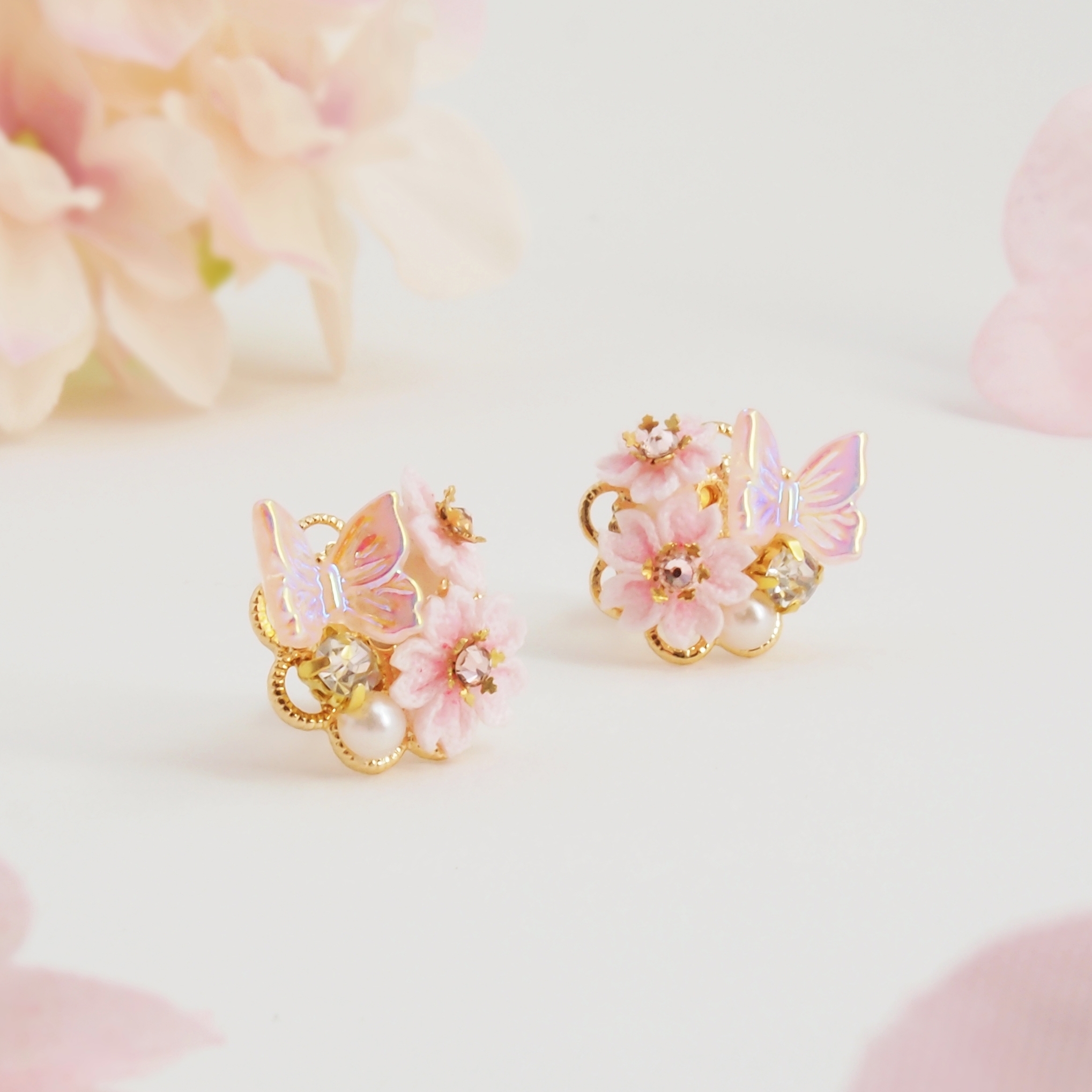 つまみ細工 桜と蝶々のピアス 花の宴 Iichi ハンドメイド クラフト作品 手仕事品の通販