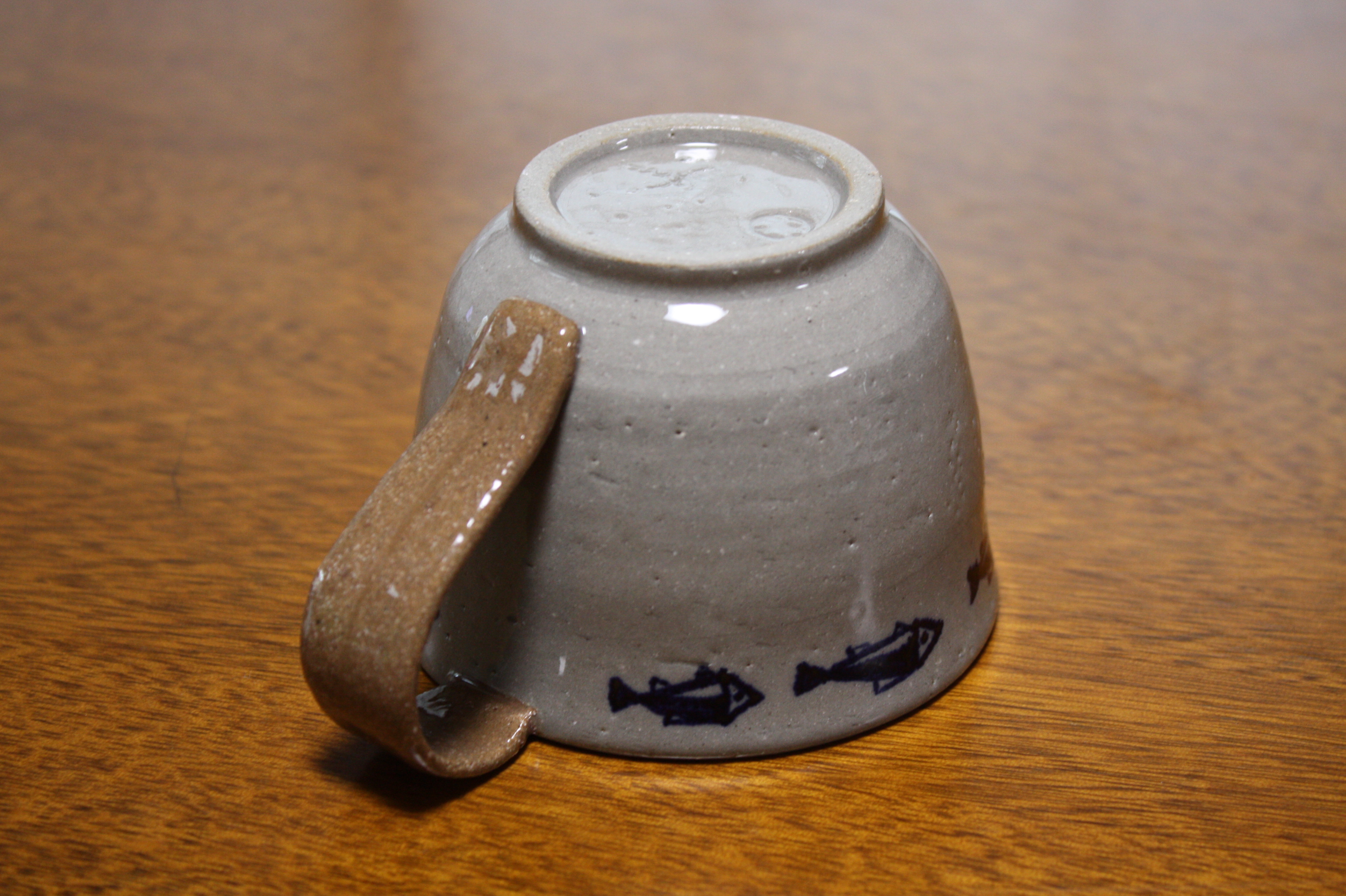 青魚の泳ぐツートーンのコーヒーカップ Iichi ハンドメイド クラフト作品 手仕事品の通販 青魚の泳ぐツートーンのコーヒーカップ Iichi ハンドメイド クラフト作品 手仕事品の通販