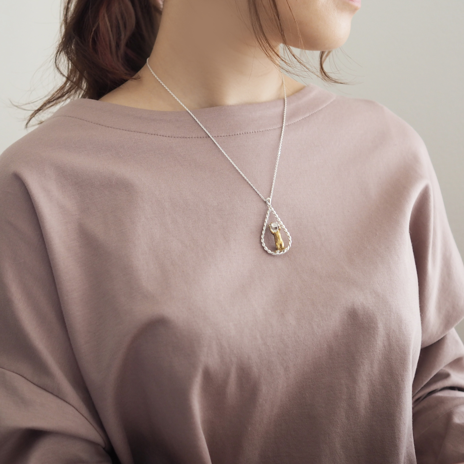 花束をささげるコツメカワウソのペンダント ロイヤルブルームーンストーン Iichi ハンドメイド クラフト作品 手仕事品の通販 花束をささげるコツメカワウソのペンダント ロイヤルブルームーンストーン Iichi ハンドメイド クラフト作品 手仕事品の通販