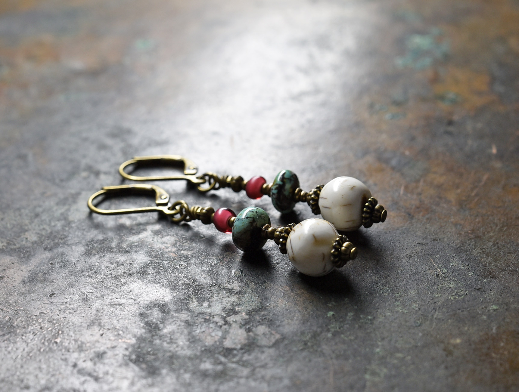 丸い貝ビーズとターコイズ 金赤ホワイトハーツのピアス Iichi ハンドメイド クラフト作品 手仕事品の通販