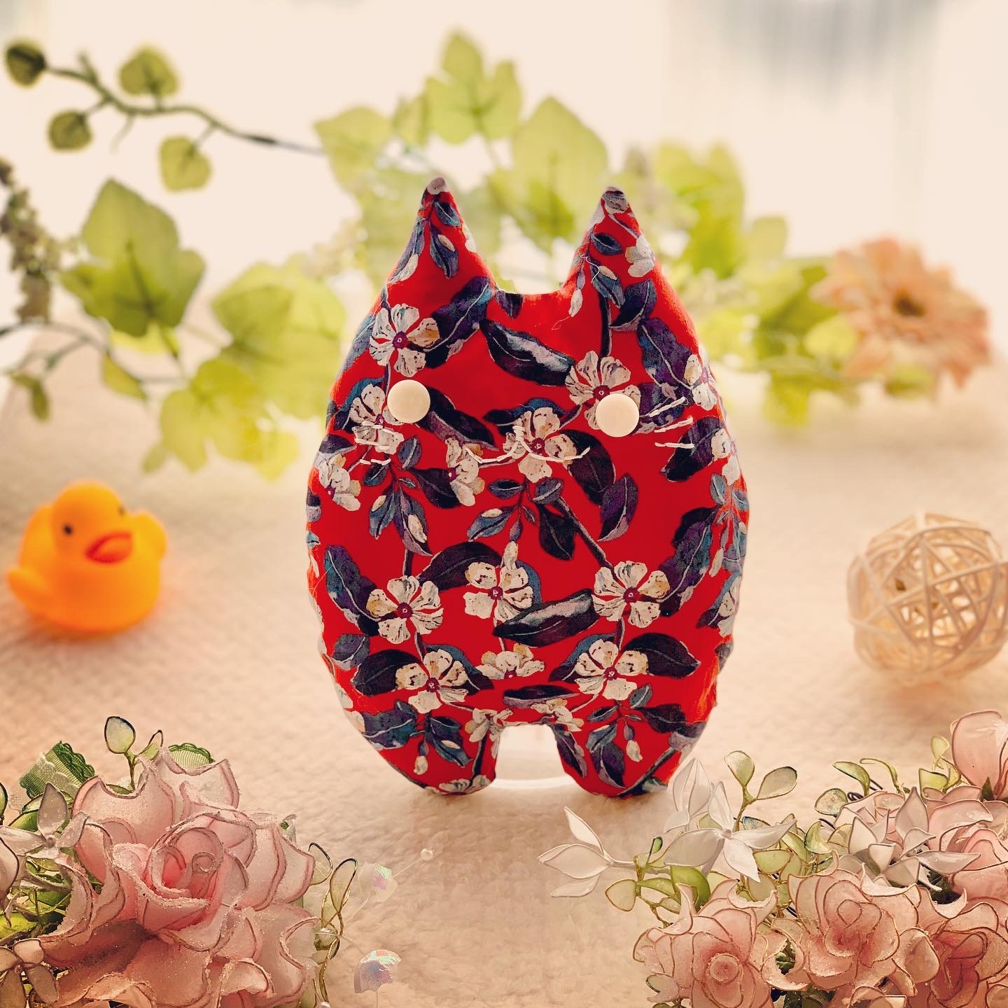 リバティー生地 赤の花柄の猫のぬいぐるみ ふにゃ た Iichi ハンドメイド クラフト作品 手仕事品の通販
