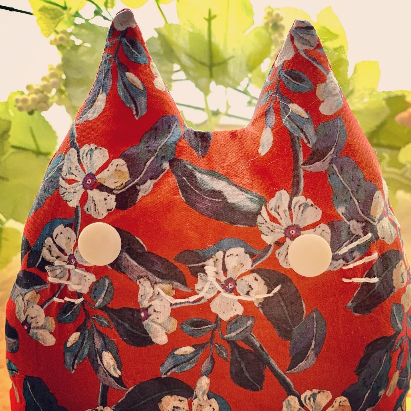 リバティー生地 赤の花柄の猫のぬいぐるみ ふにゃ た Iichi ハンドメイド クラフト作品 手仕事品の通販