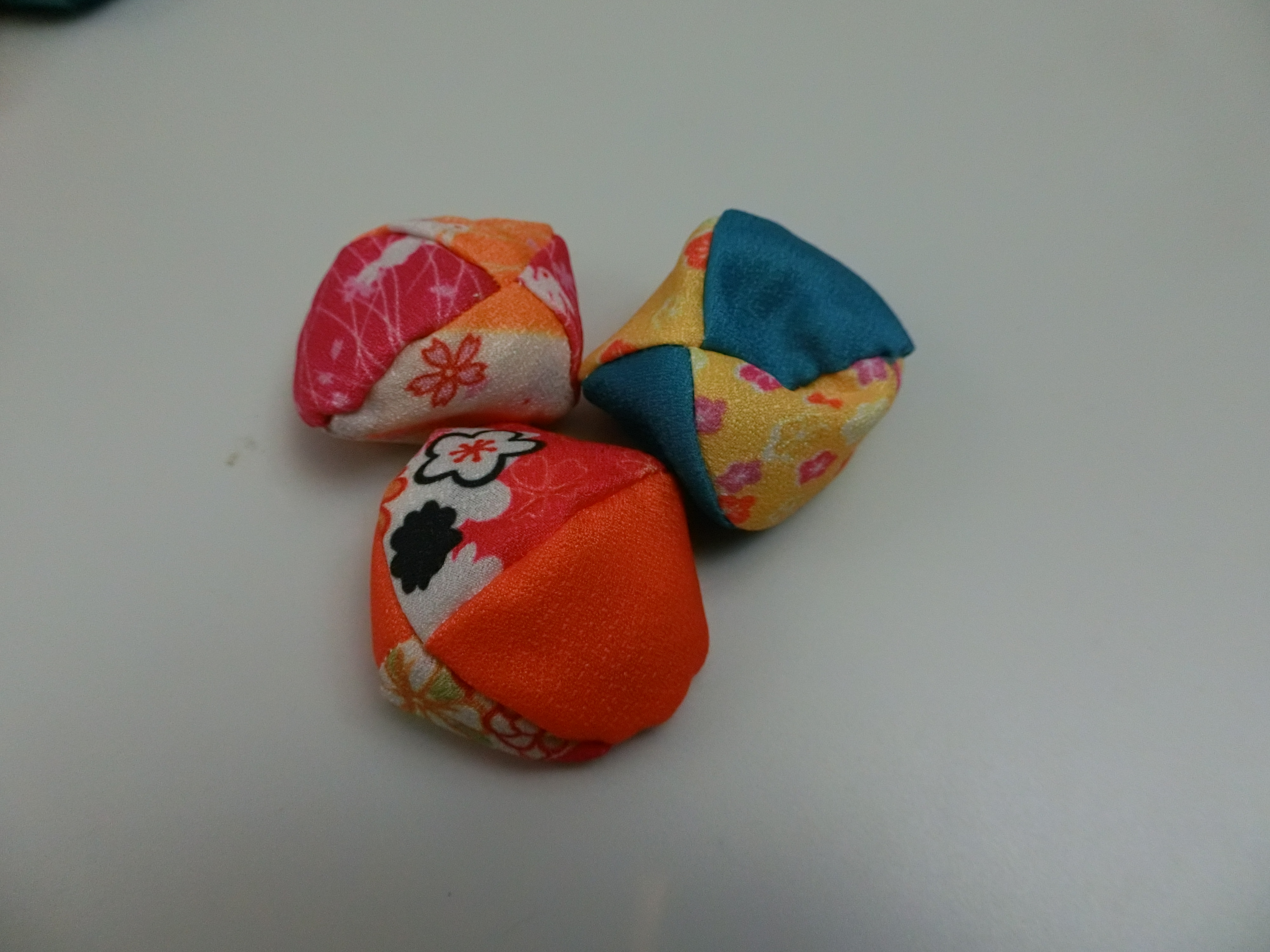 おしゃれ カラフル桐谷カラーの耽美的クオリティを楽しむお手玉 桐谷美鶴 Iichi ハンドメイド クラフト作品 手仕事品の通販