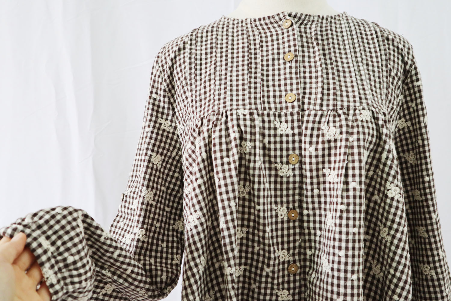 長袖ブラウス ギャザーフリル 刺繍 大人可愛い 花柄 ブラウス チェック柄 茶ベージュ Iichi ハンドメイド クラフト作品 手仕事品の通販