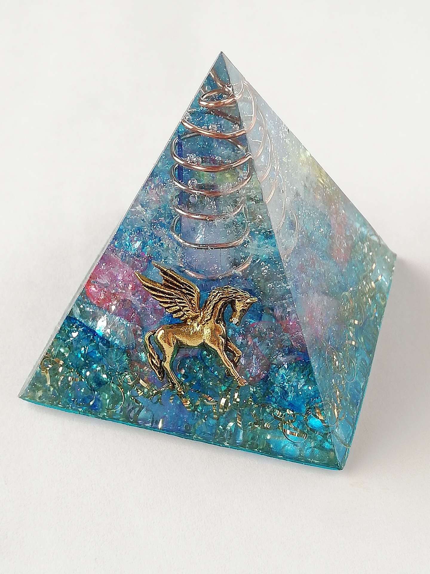 ピラミッド型オルゴナイト ペガサス レインボー水晶 Iichi ハンドメイド クラフト作品 手仕事品の通販
