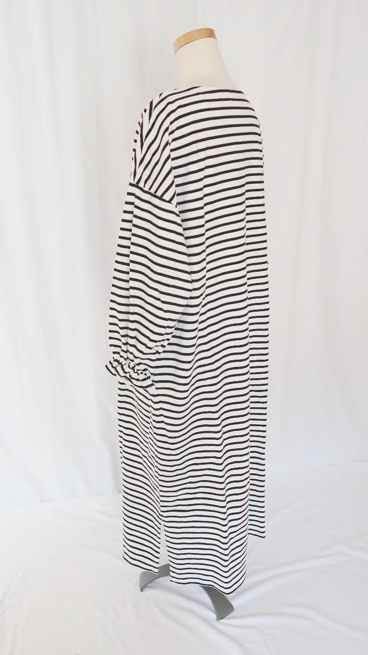 定番 白 黒ボーダー ニットワンピース ロング丈 キャンディスリーブ ボリューム袖 オーバーサイズ オフショルダー Iichi ハンドメイド クラフト作品 手仕事品の通販