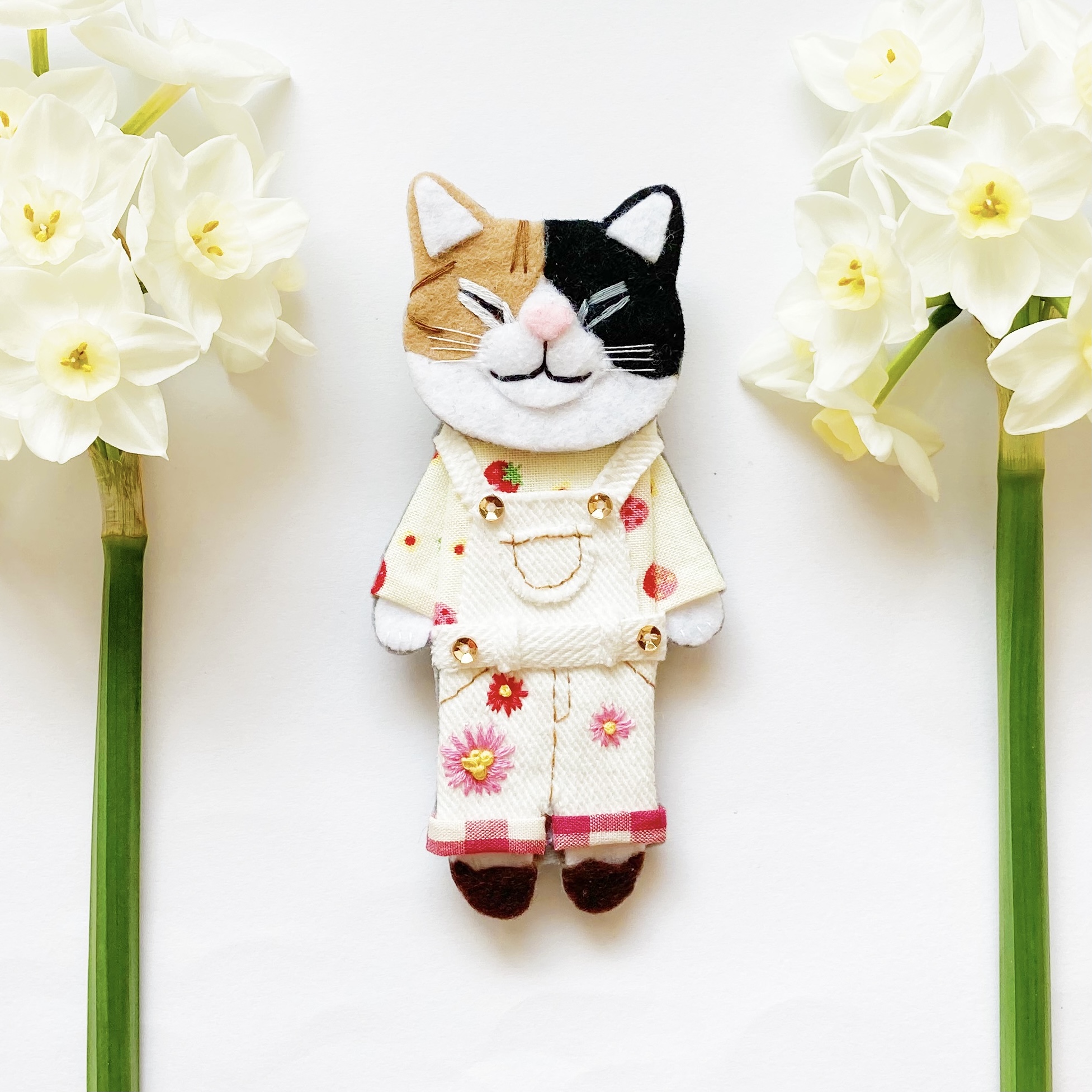 一点物 おねむねこ花 三毛猫ちゃんのオーバーオールコーデ 猫 フェルト 刺繍 春 花 ピンク いちご Iichi ハンドメイド クラフト作品 手仕事品の通販