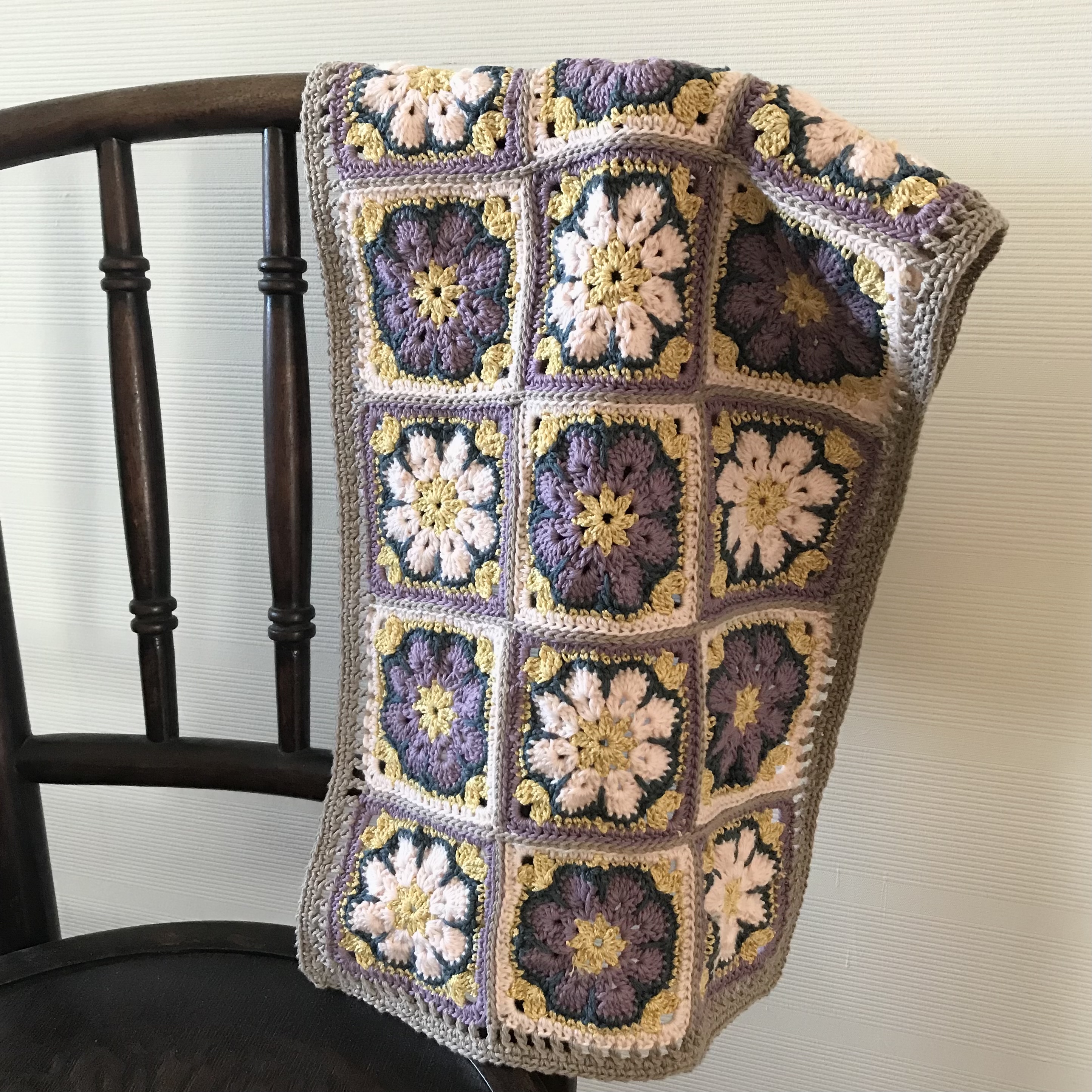 コットン糸 モチーフ編み アフリカンフラワー かぎ針編みのマルチカバー マルチマット ミニブランケット Iichi ハンドメイド クラフト作品 手仕事品の通販