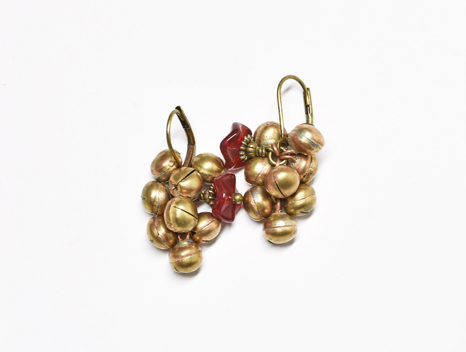 たわわな鈴と花びらヴィンテージガラスのピアス Iichi ハンドメイド クラフト作品 手仕事品の通販