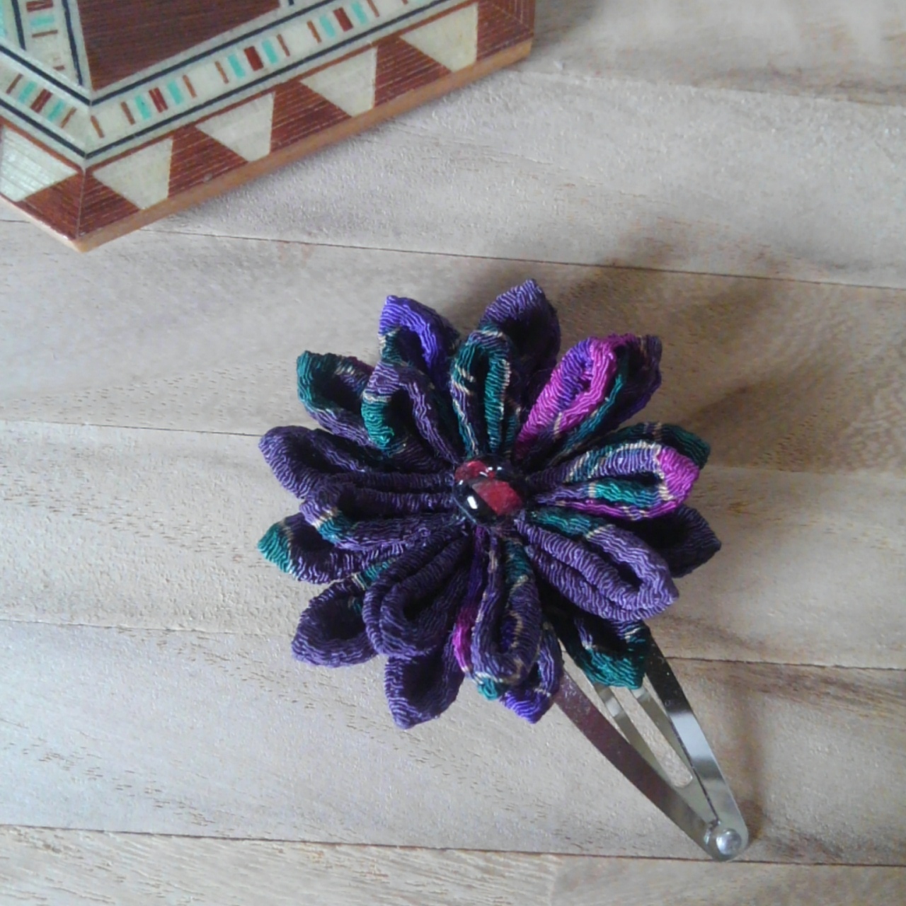 つまみ細工のシャープなお花のパッチンピン Iichi ハンドメイド クラフト作品 手仕事品の通販