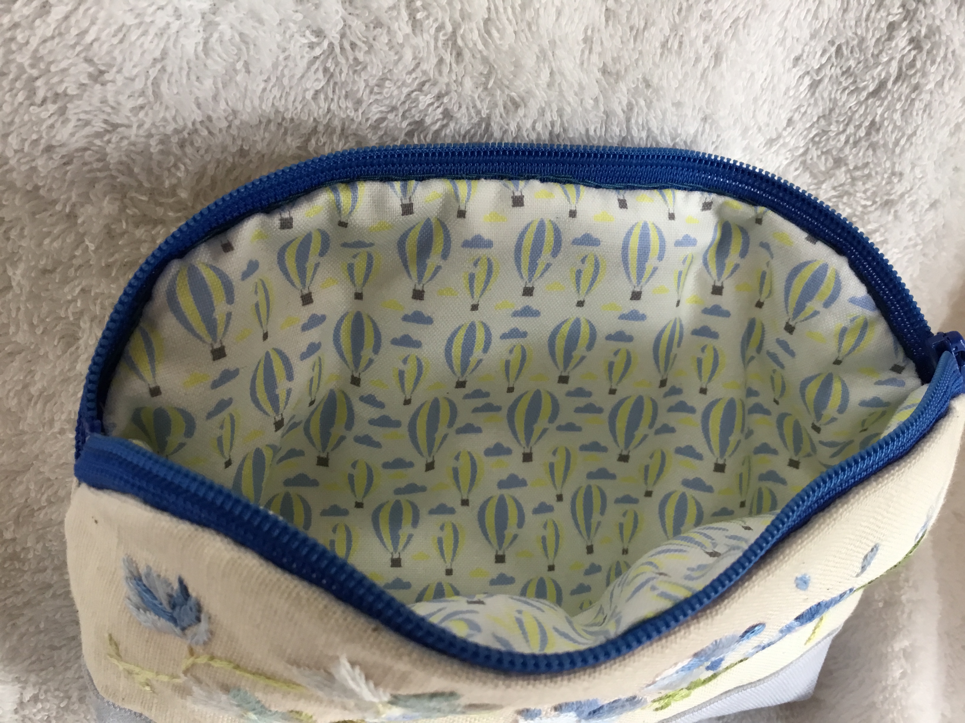 花刺繍のふわふわポーチ 爛漫 ライトブルー Iichi ハンドメイド クラフト作品 手仕事品の通販
