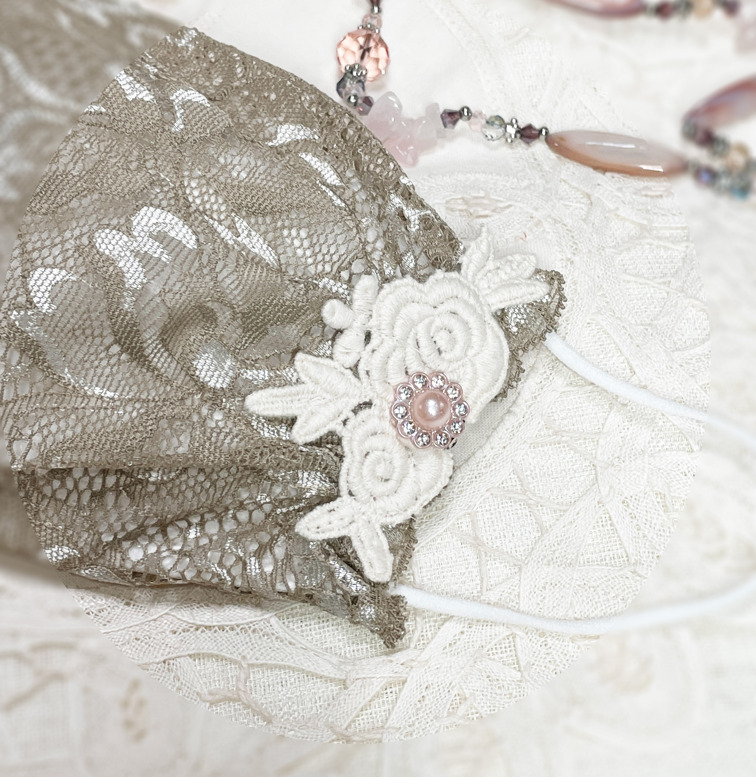 不織布マスクだって オシャレにしてね チャコールグレーレースの不織布マスクカバーです Iichi ハンドメイド クラフト作品 手仕事品の通販