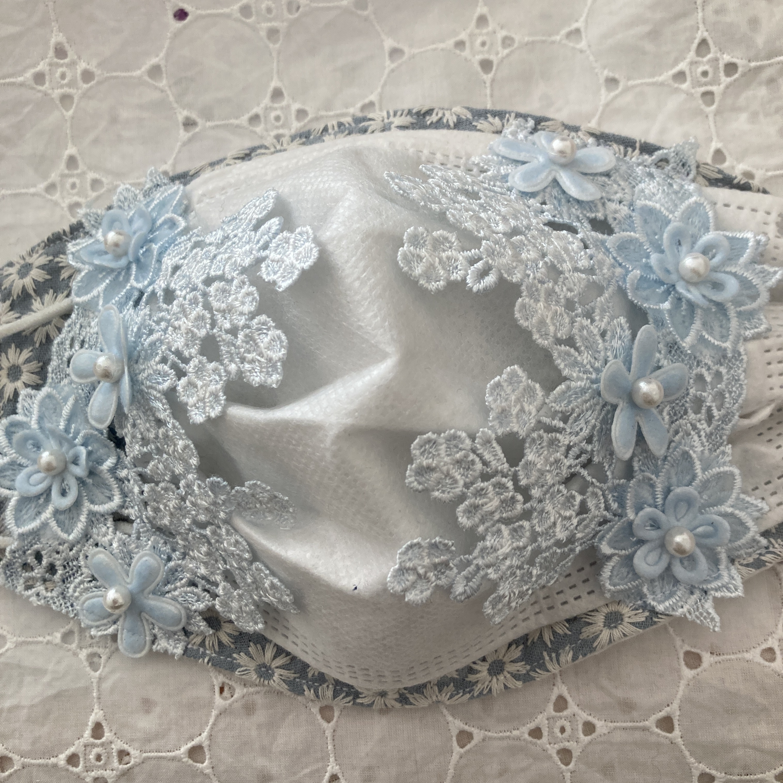 不織布が見えるマスクカバーブルーマーガレット刺繍豪華ケミカルフラワーレース2way | iichi ハンドメイド・クラフト作品・手仕事品の通販 不織布が見えるマスクカバーブルーマーガレット刺繍豪華ケミカルフラワーレース2way | iichi ハンドメイド・クラフト作品・手仕事品の通販