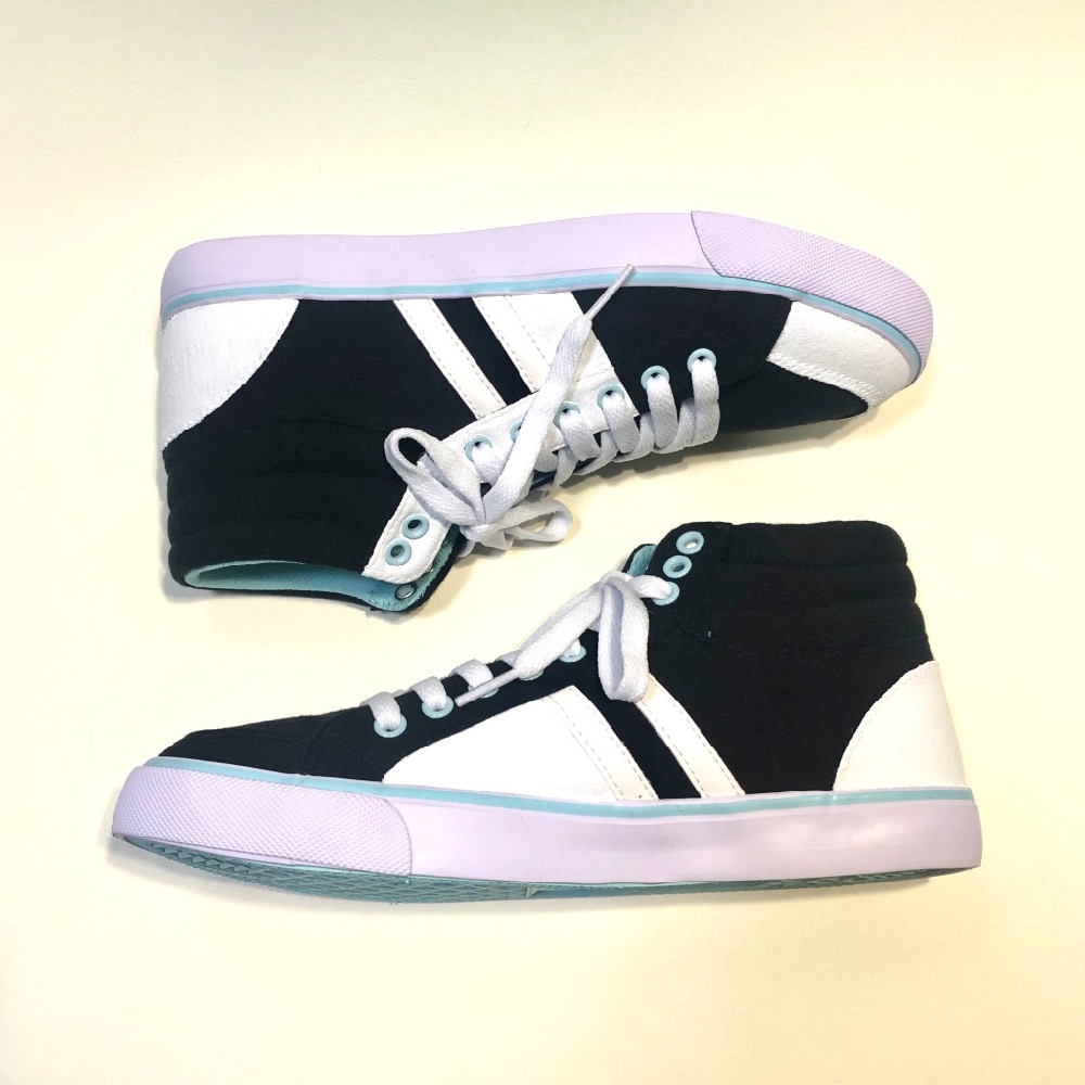 アシンメトリーカラーのハイカットスニーカー ブラック X マットホワイト 22 5 25 0cm Iichi ハンドメイド クラフト作品 手仕事品の通販