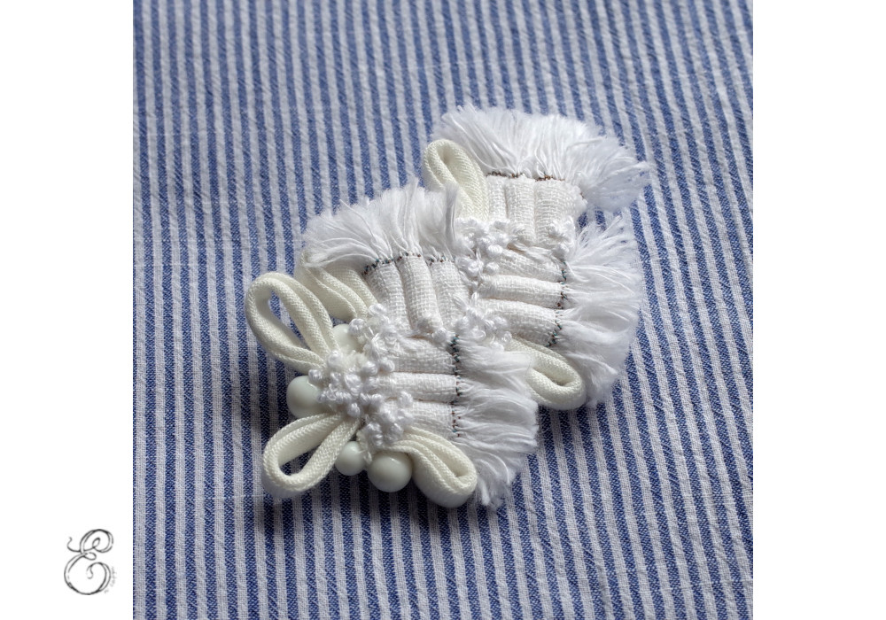 半額sale 白い布ブローチ Pli Cfle b Iichi ハンドメイド クラフト作品 手仕事品の通販