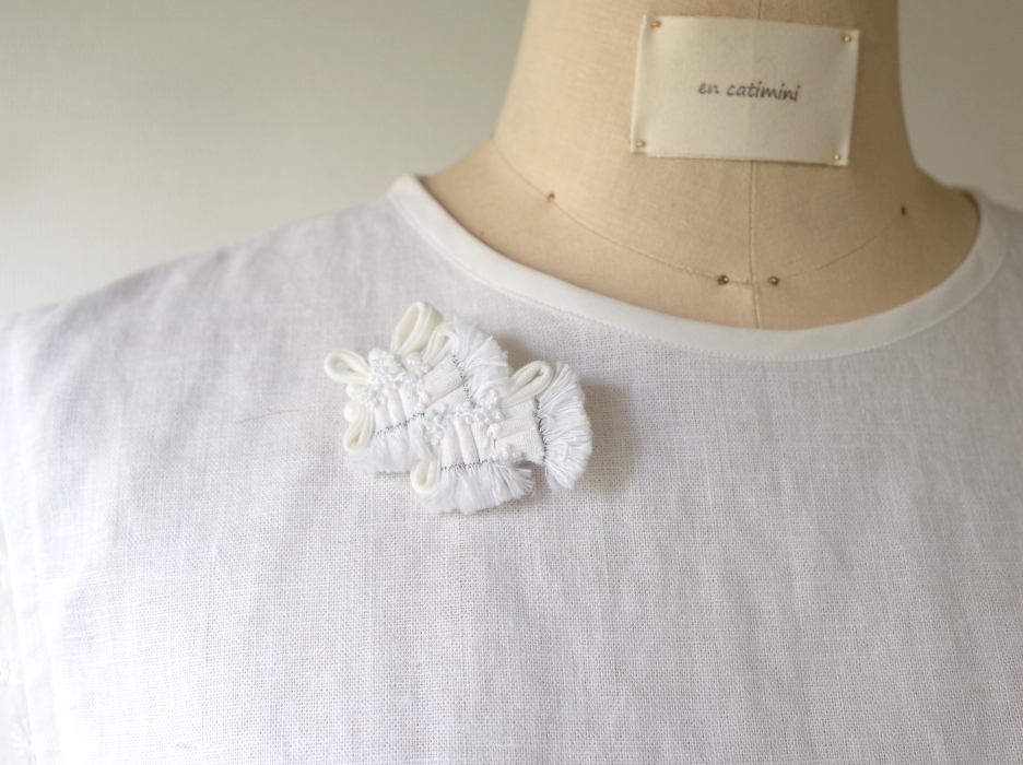 半額sale 白い布ブローチ Pli Cfle b Iichi ハンドメイド クラフト作品 手仕事品の通販