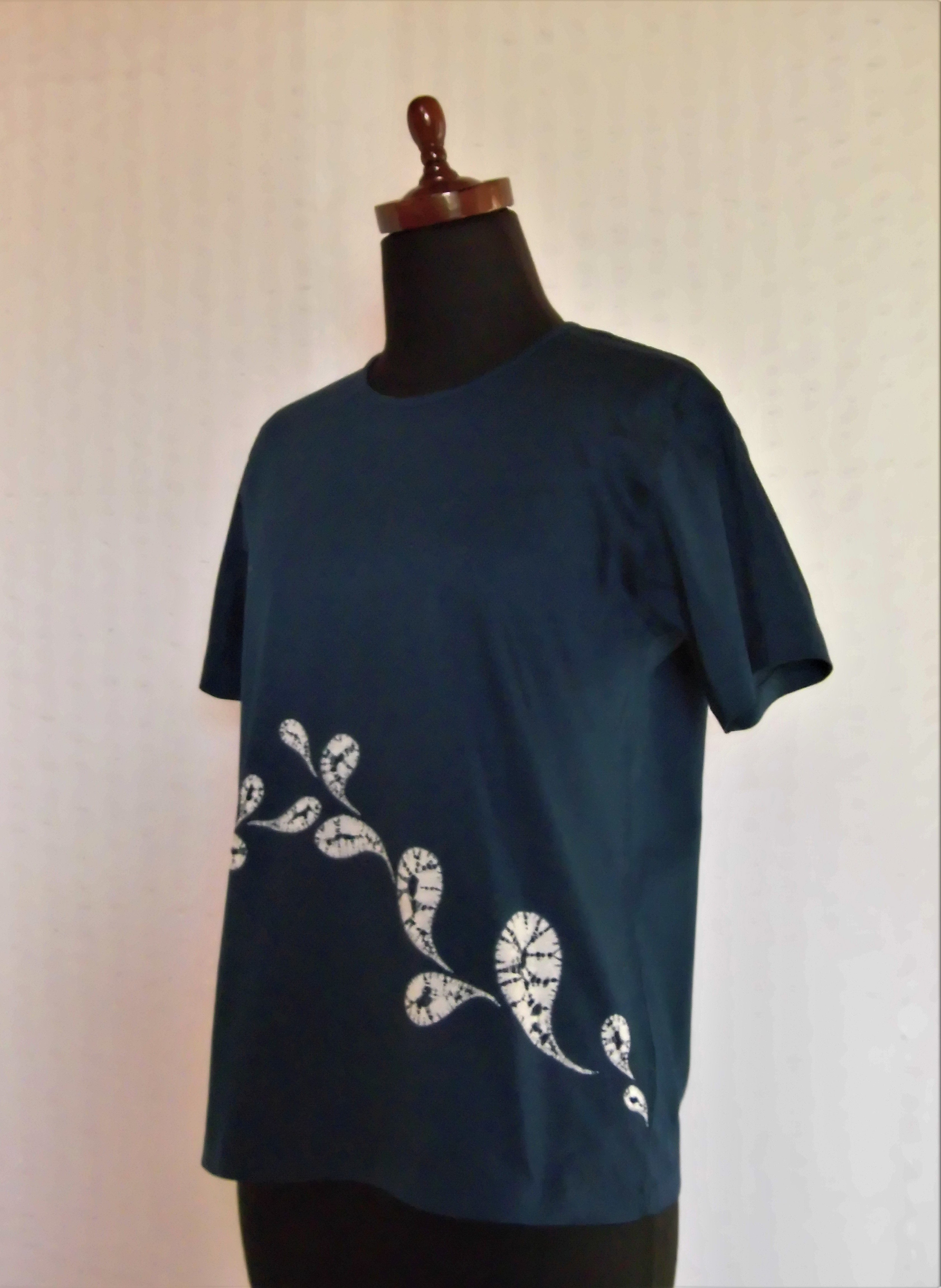 草花模様の絞り染めtシャツ 紺 Iichi ハンドメイド クラフト作品 手仕事品の通販