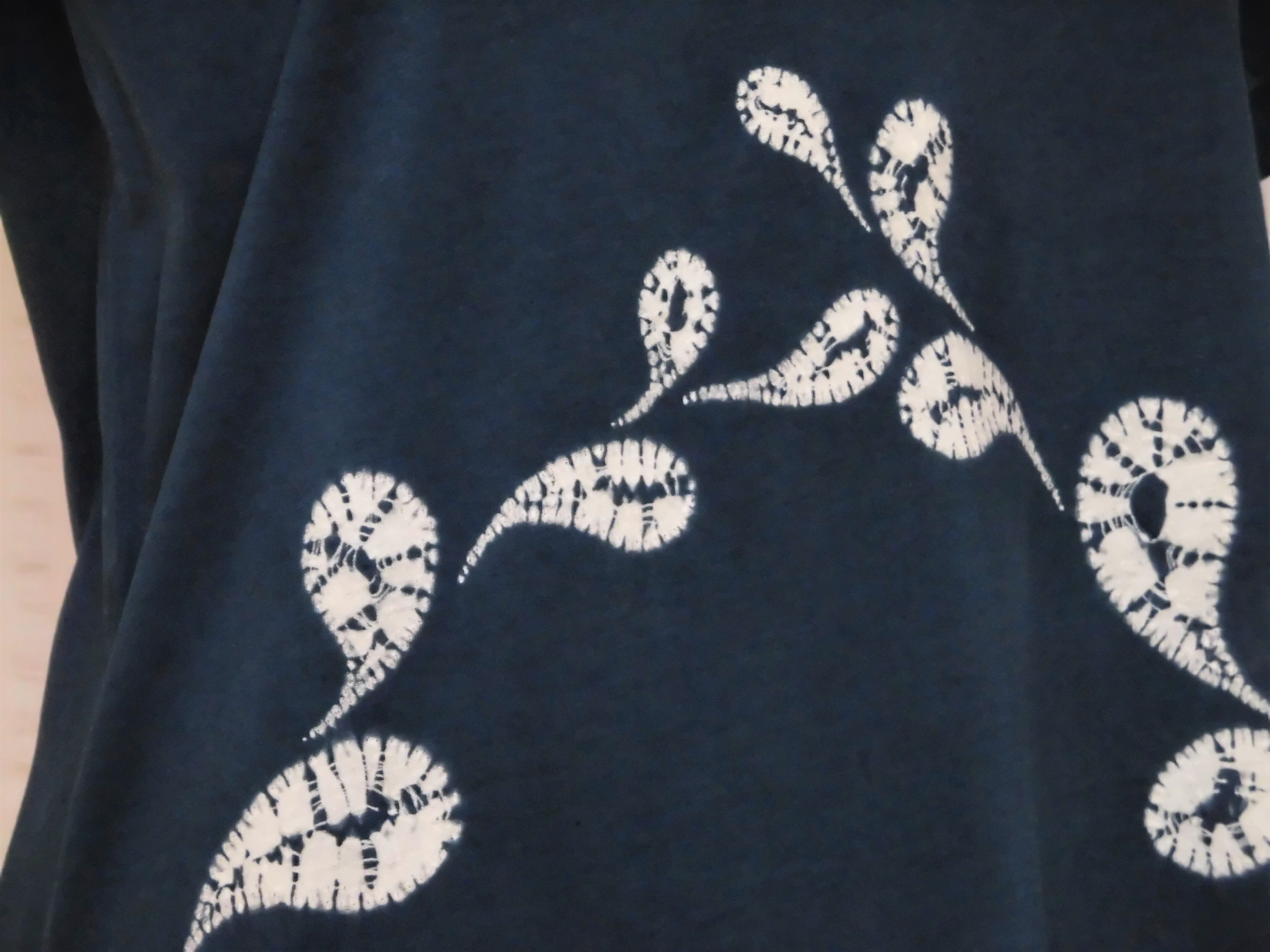 草花模様の絞り染めtシャツ 紺 Iichi ハンドメイド クラフト作品 手仕事品の通販