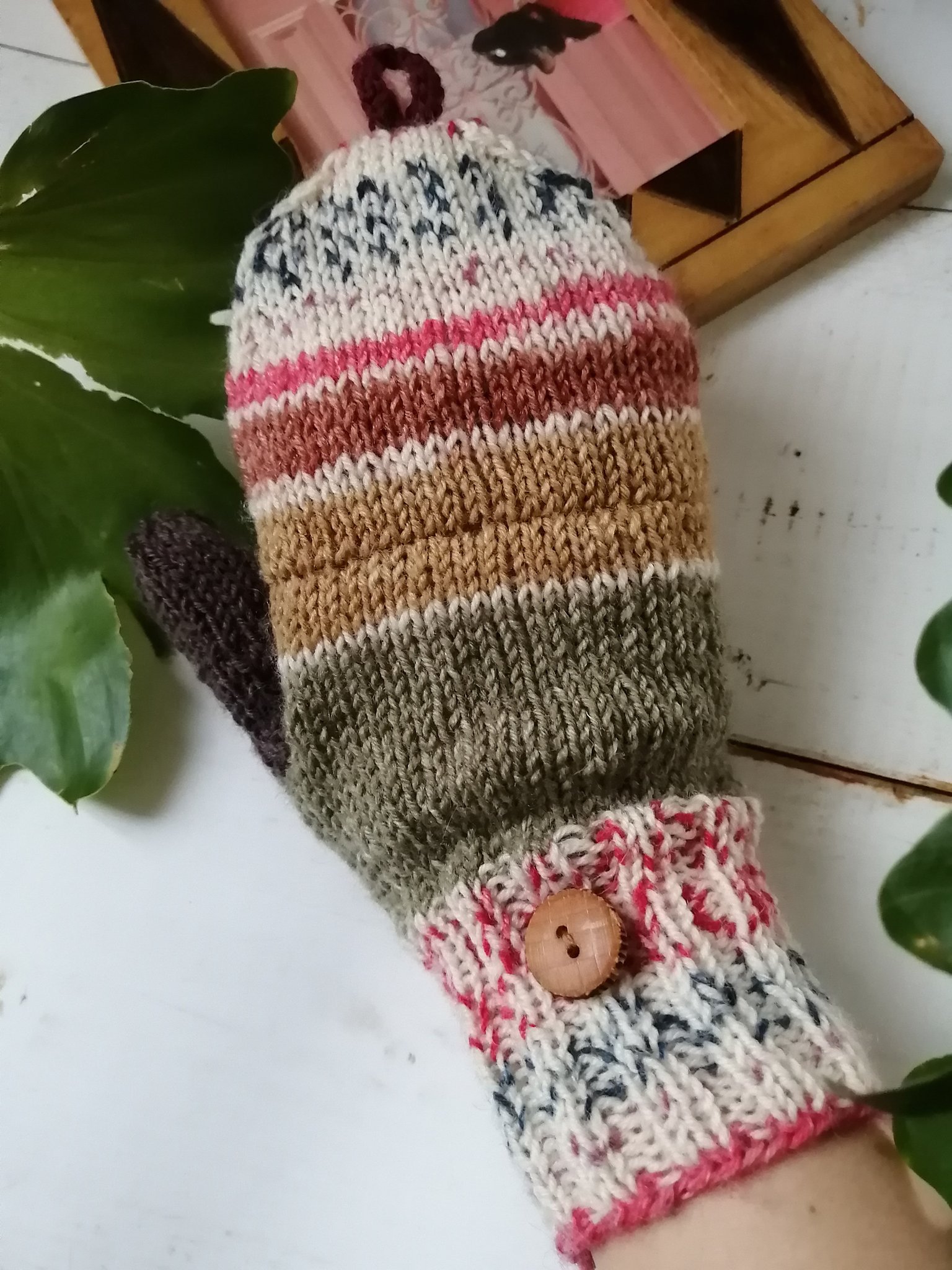 オパール毛糸のカバーつきミトン(アットホーム) | iichi ハンドメイド・クラフト作品・手仕事品の通販 オパール毛糸のカバーつきミトン(アットホーム) | iichi ハンドメイド・クラフト作品・手仕事品の通販