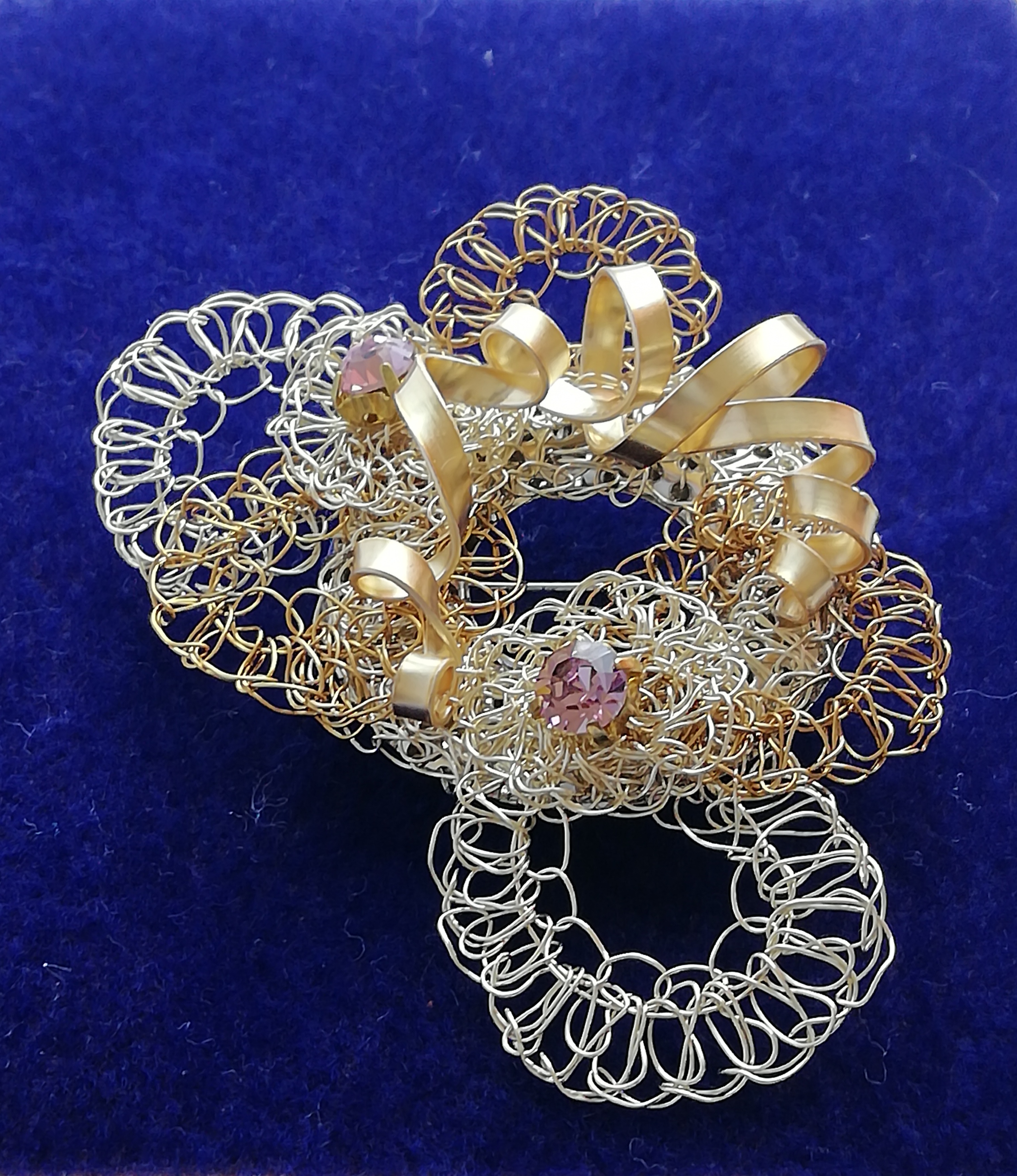 ワイヤークロッシェのサークルブローチ | iichi ハンドメイド ワイヤークロッシェのサークルブローチ | iichi ハンドメイド