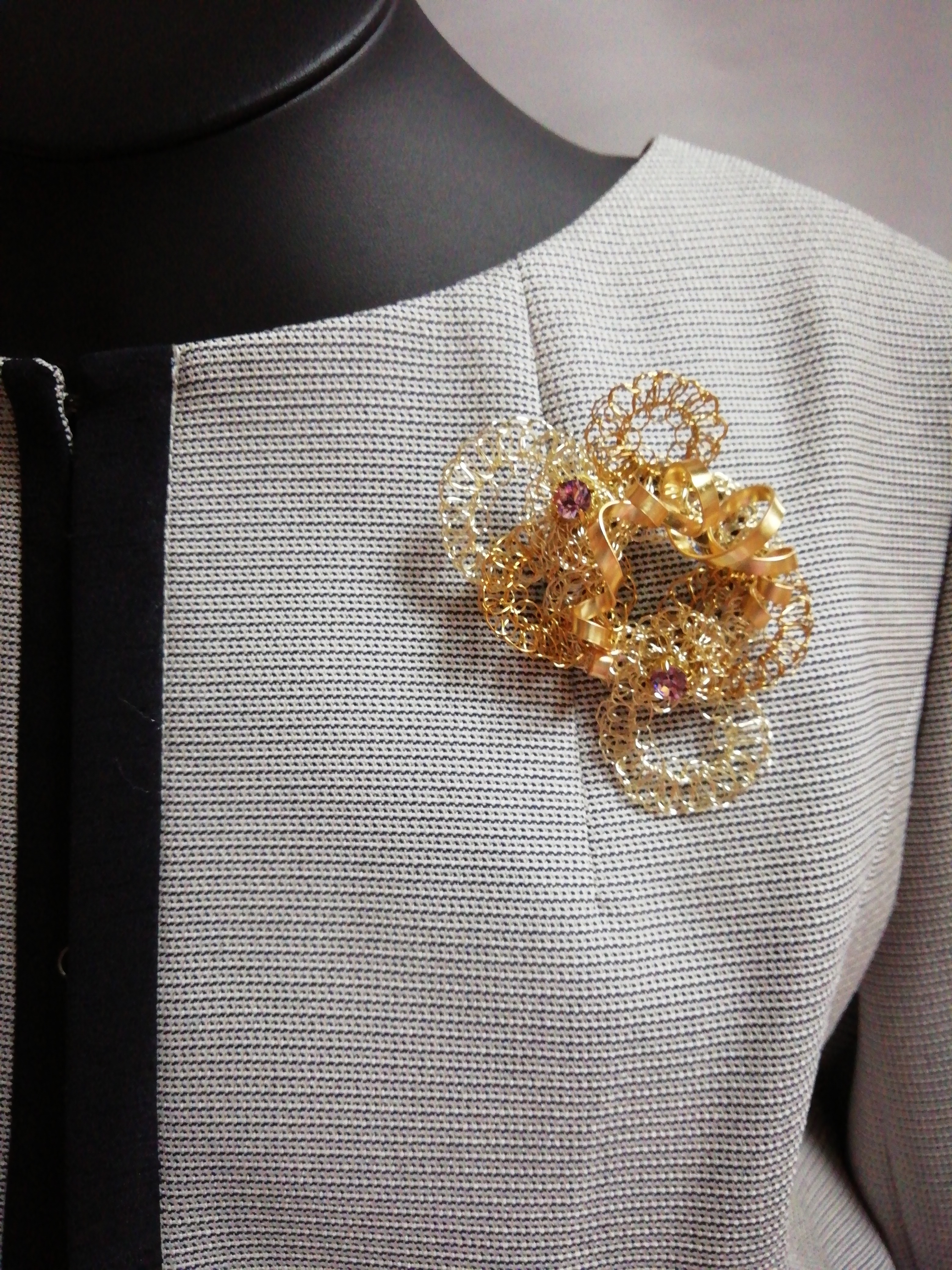 ワイヤークロッシェのサークルブローチ | iichi ハンドメイド ワイヤークロッシェのサークルブローチ | iichi ハンドメイド