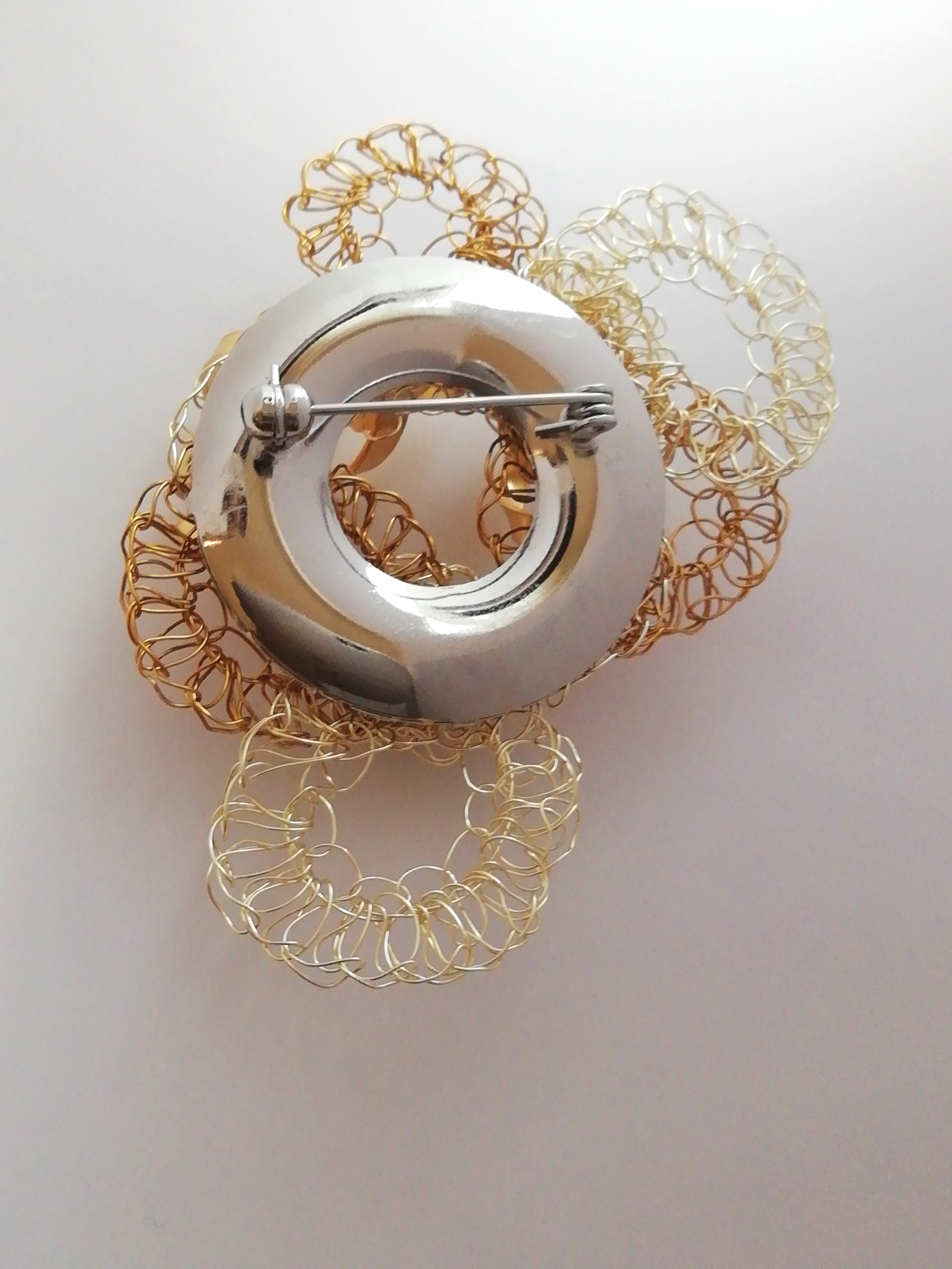 ワイヤークロッシェのサークルブローチ | iichi ハンドメイド ワイヤークロッシェのサークルブローチ | iichi ハンドメイド