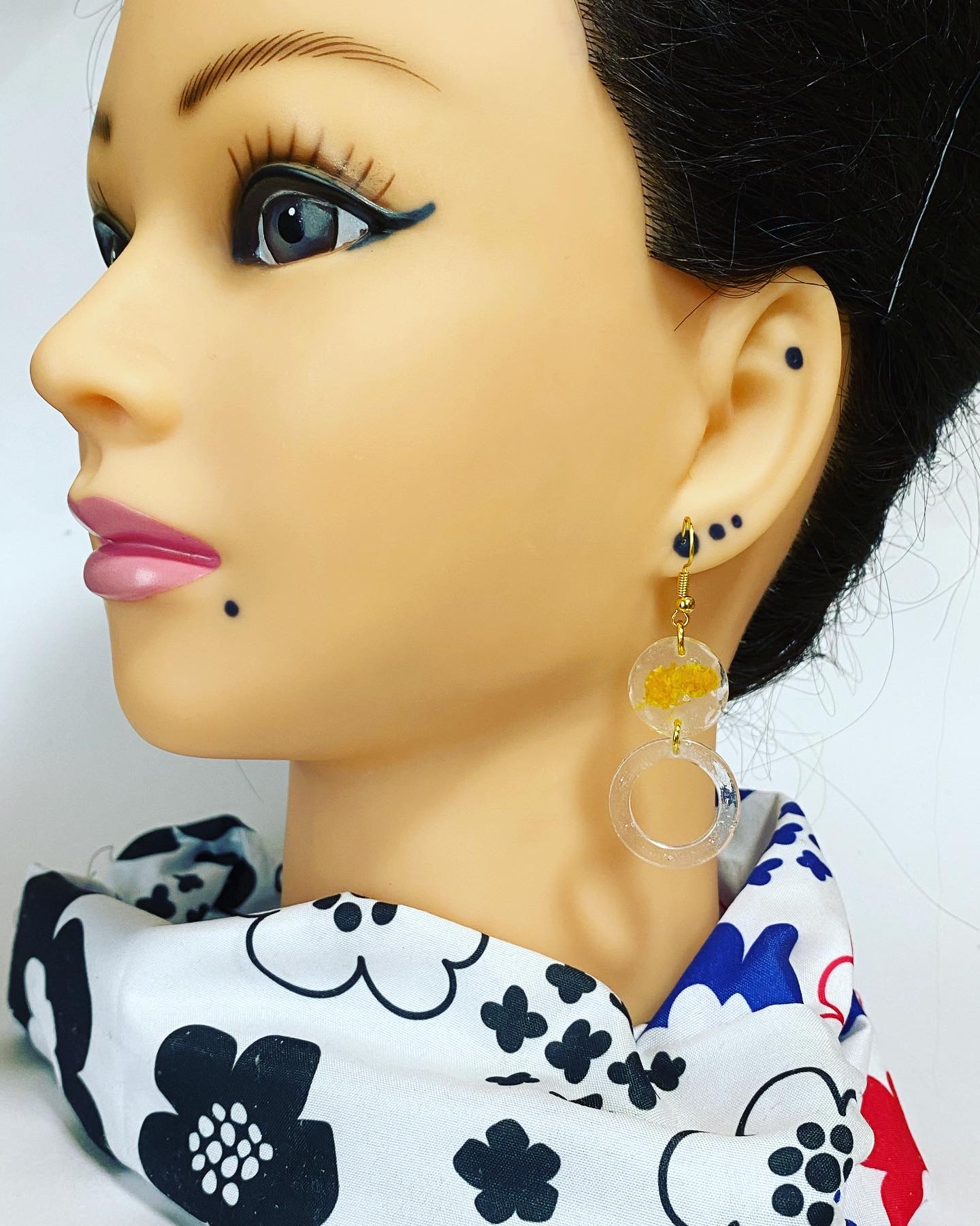金属アレルギー対応 黄色い小さなドライフラワー透明なピアス Iichi ハンドメイド クラフト作品 手仕事品の通販