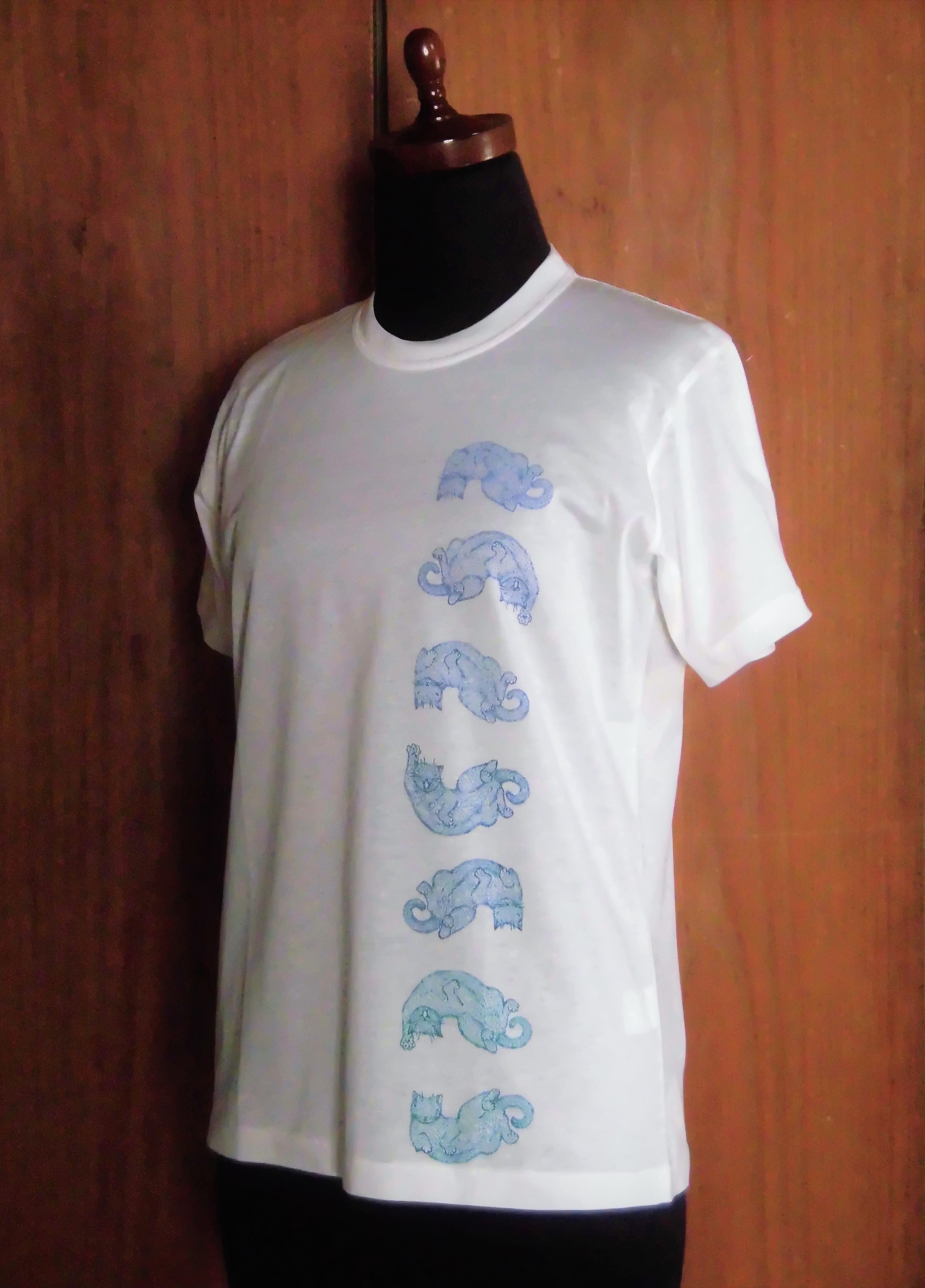転がる猫の筆描きTシャツ