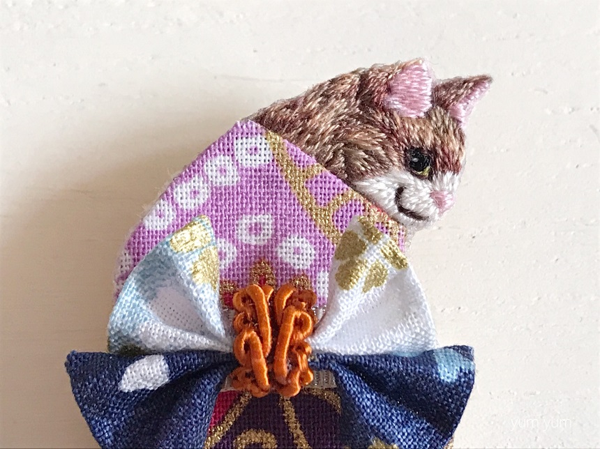 見返り美にゃん刺繍ブローチ3 Iichi ハンドメイド クラフト作品 手仕事品の通販