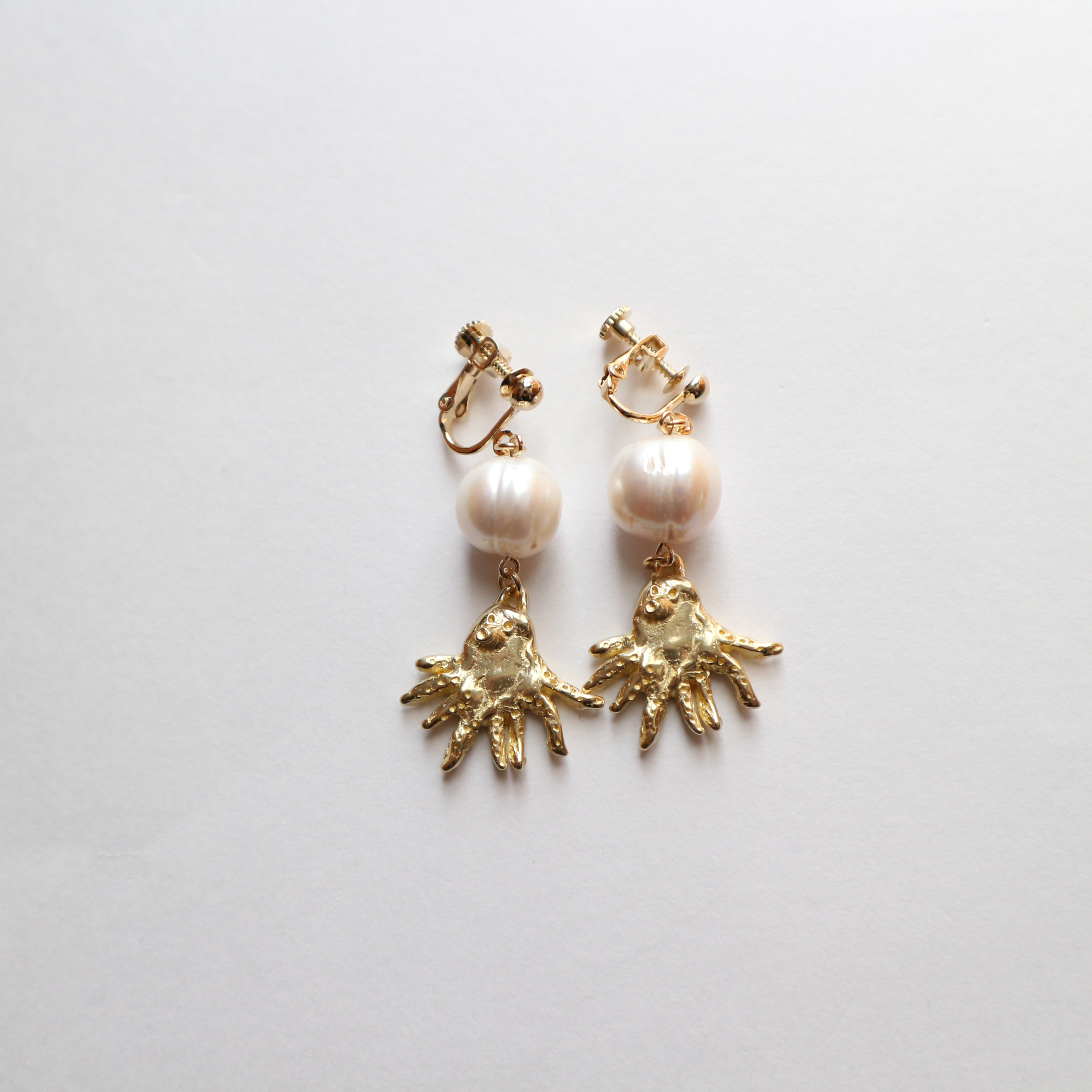 タコと真珠の耳飾り～イヤリング/ピアス～ | iichi ハンドメイド・クラフト作品・手仕事品の通販