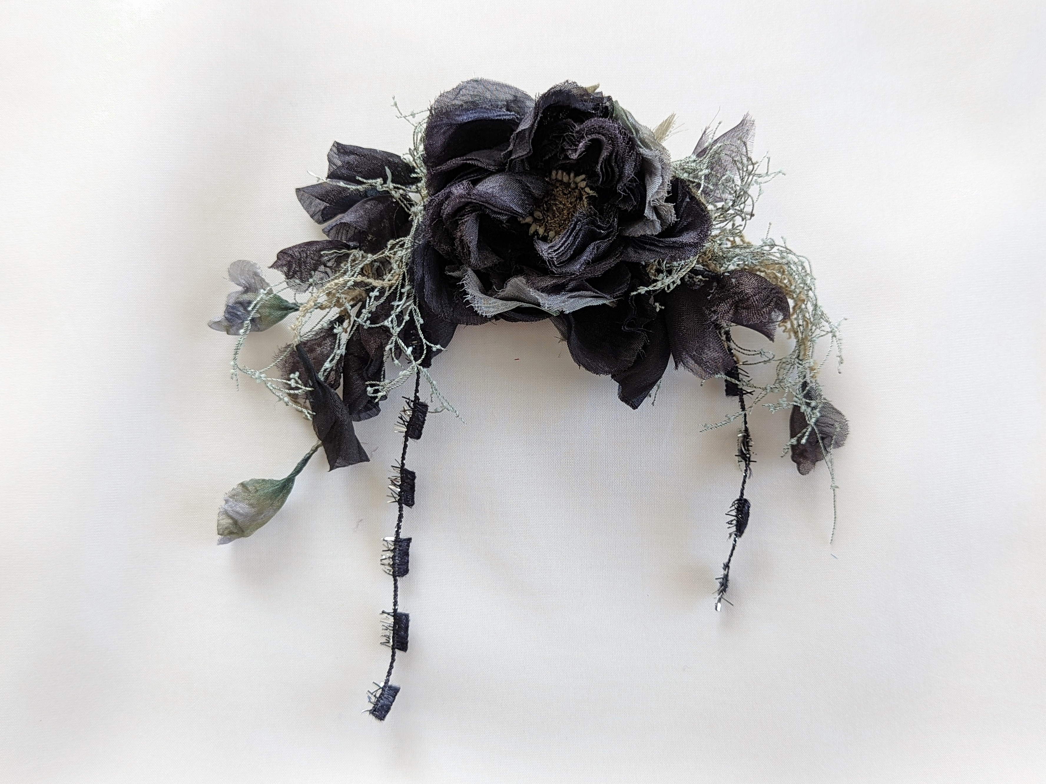 布花コサージュ おしゃれな野茨風 グレー混じりの黒 Iichi ハンドメイド クラフト作品 手仕事品の通販