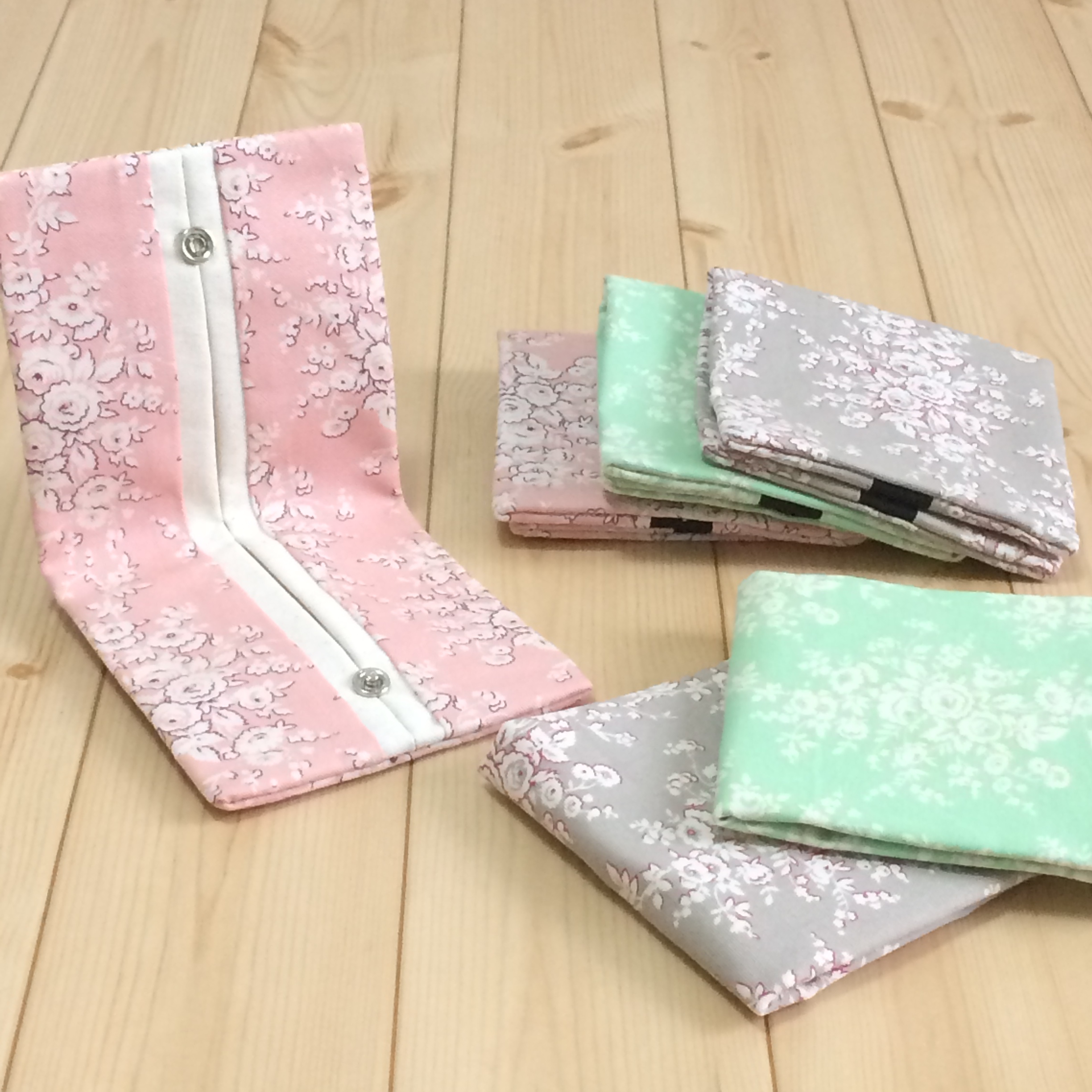 上品なバラ柄 パタンと折りたたみ携帯ティッシュケース ボックスティッシュから詰替え ラッピング対応 二つ折り 帆布 薔薇 62 Iichi ハンドメイド クラフト作品 手仕事品の通販