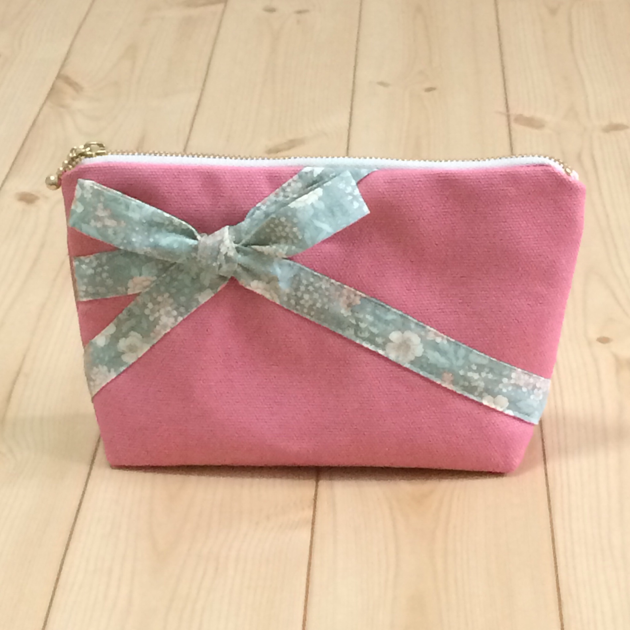 リボンポーチで春の衣替え 小花柄 ピンク帆布 1点物 大きめ メイクポーチ サテン内布ポケット付き マチ付き 639 Iichi ハンドメイド クラフト作品 手仕事品の通販