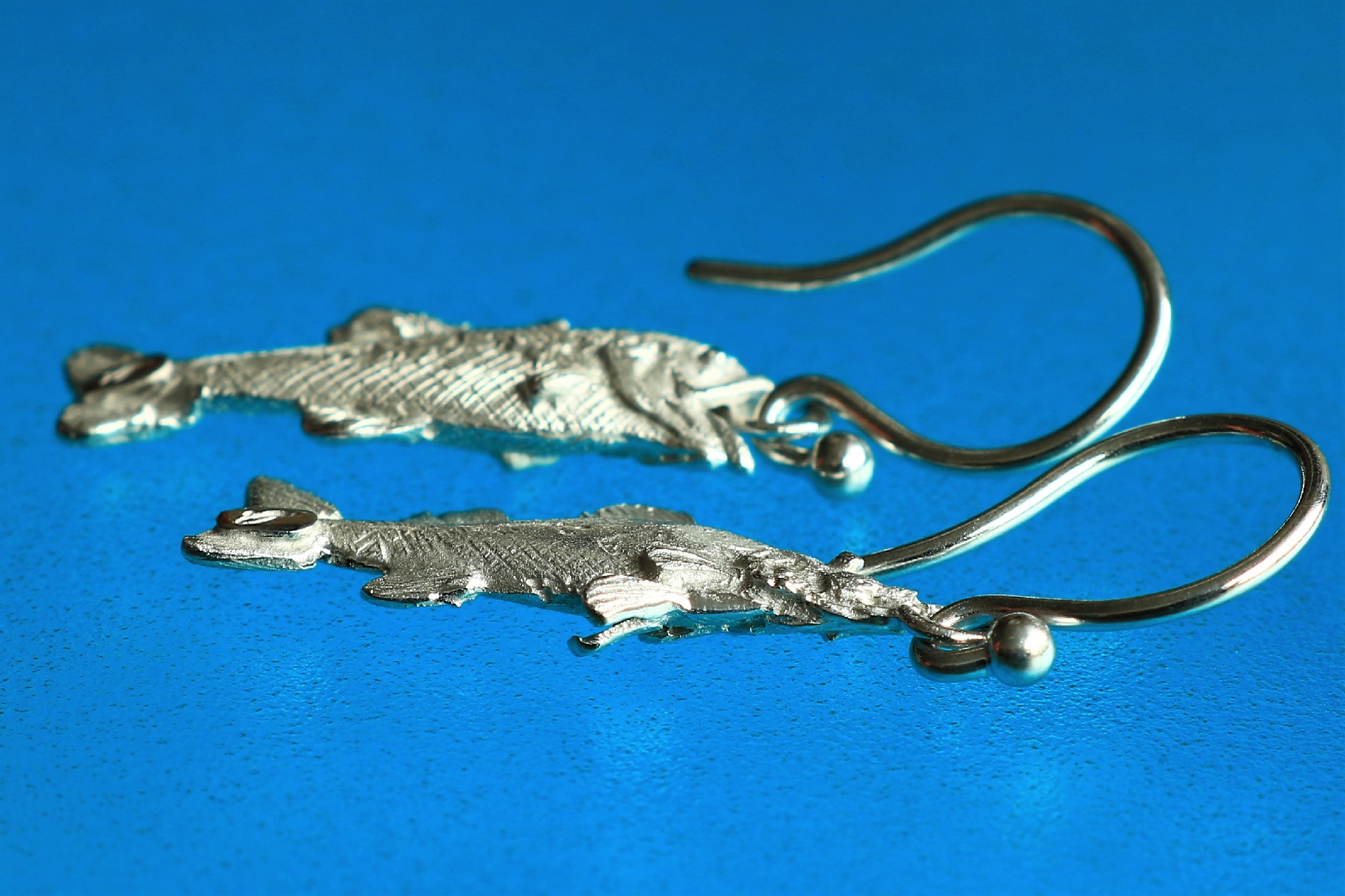 ルアー釣り人気のツートップ シーバスとブラックバスのピアス Iichi ハンドメイド クラフト作品 手仕事品の通販