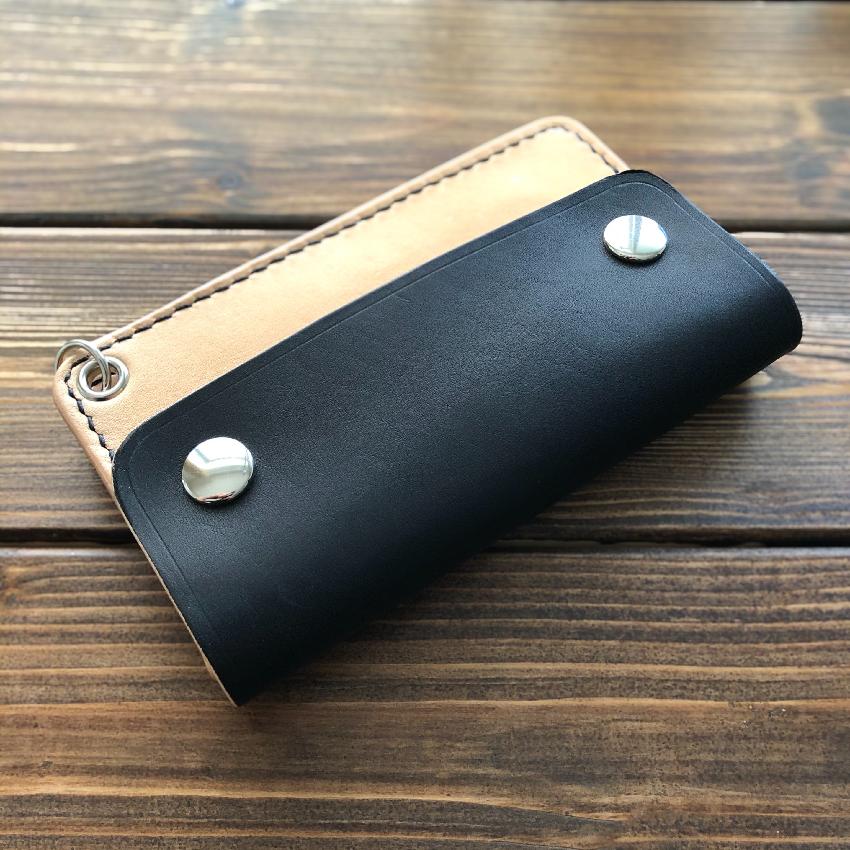 新品同様 【ヌメ革/手縫い トラッカーウォレット 手染めブラック】 ミドルサイズ - 折り財布