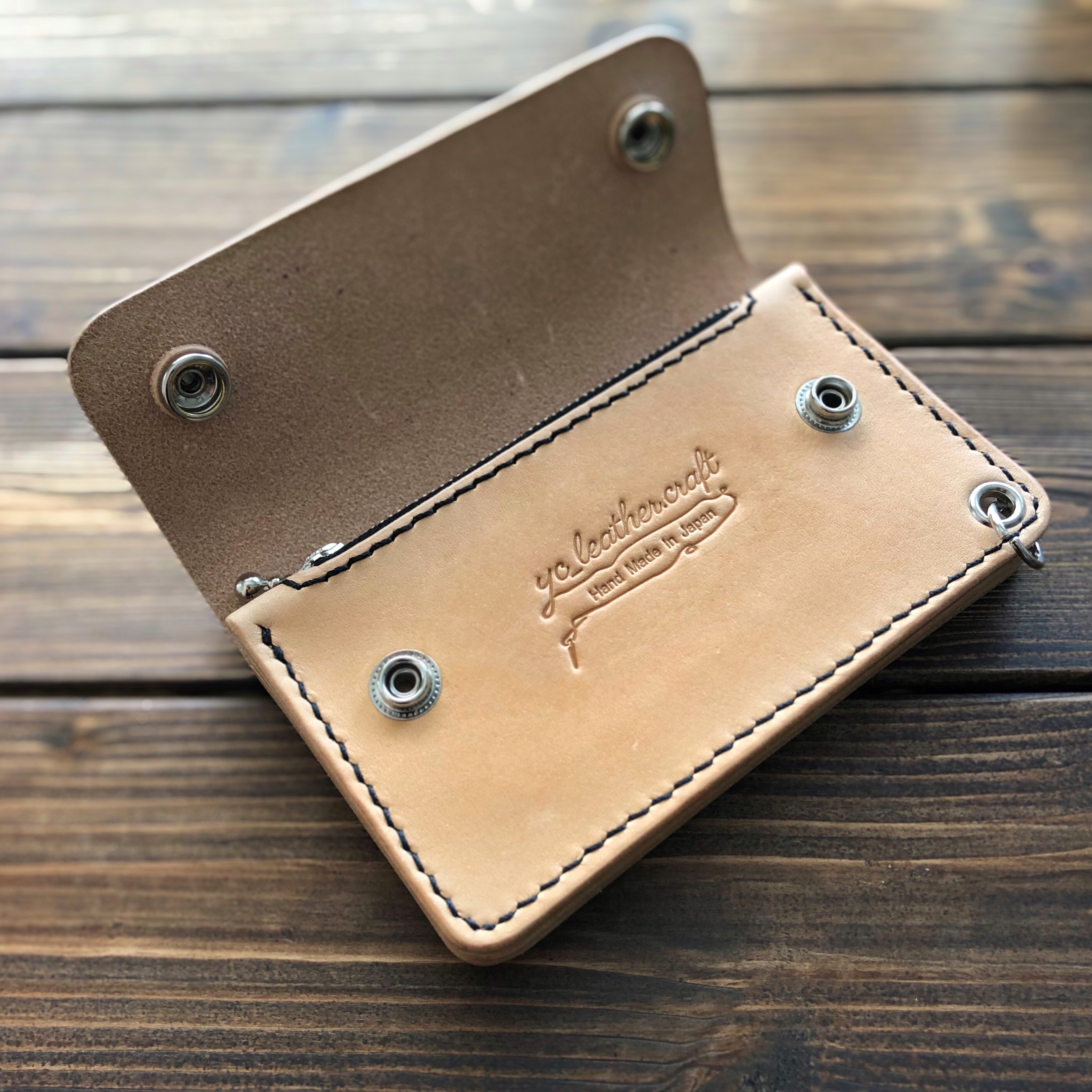 新品同様 【ヌメ革/手縫い トラッカーウォレット 手染めブラック】 ミドルサイズ - 折り財布