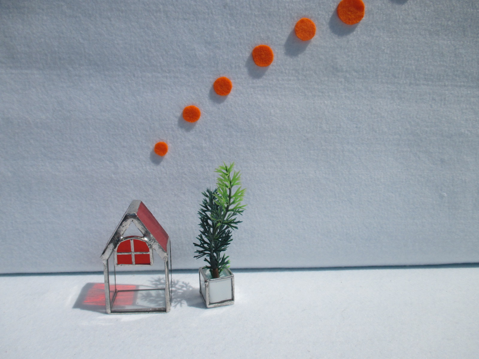 ２ 虹の町の家々 オレンジ屋根の家 オブジェ ｽﾃﾝﾄﾞｸﾞﾗｽ Iichi ハンドメイド クラフト作品 手仕事品の通販