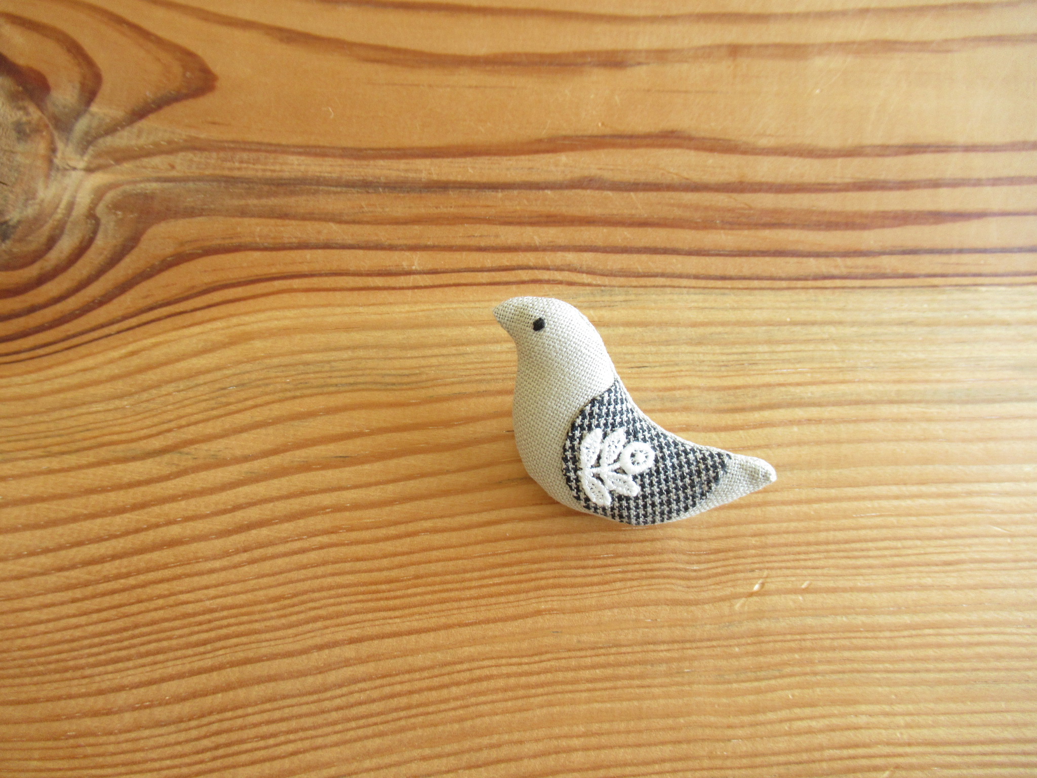小鳥のブローチ ベージュに千鳥格子の翼 Iichi ハンドメイド クラフト作品 手仕事品の通販