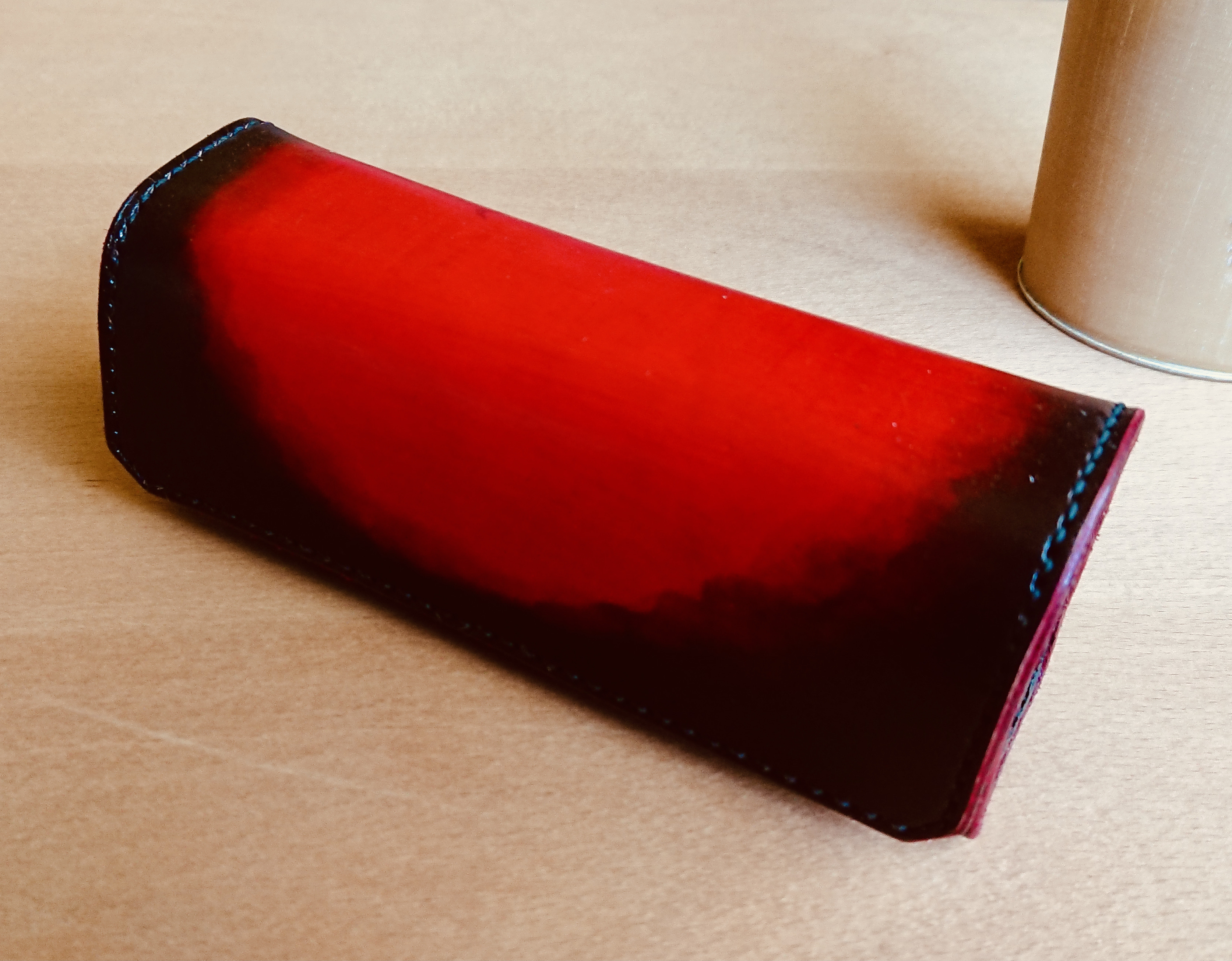 ヌメ革をハンドペイントしたメガネケース 赤 黒グラデーション Iichi ハンドメイド クラフト作品 手仕事品の通販