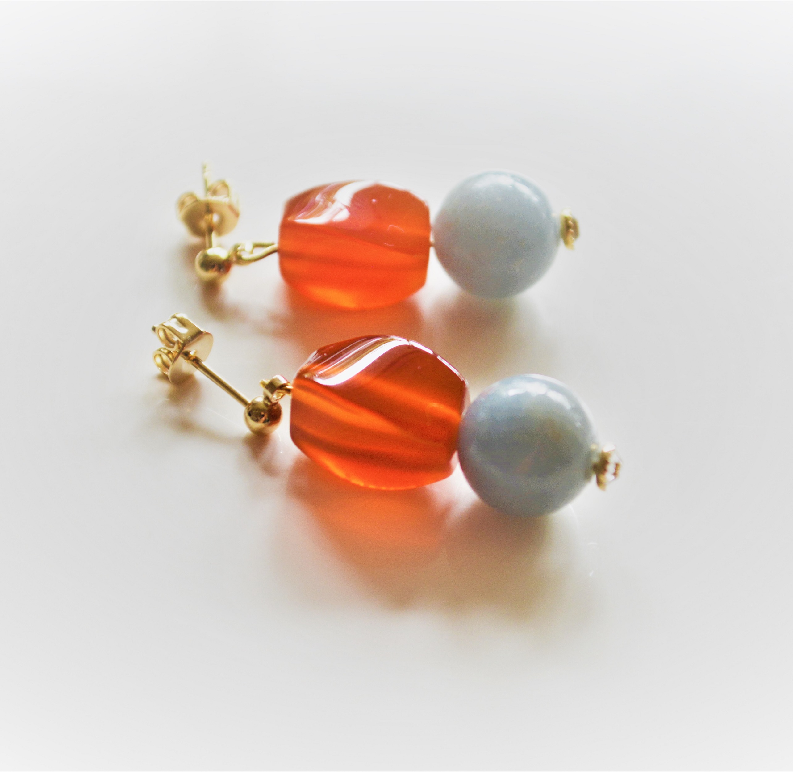 レッドアゲートとエンジェライトのピアス イヤリング シリコンピアスに変更可 P Iichi ハンドメイド クラフト作品 手仕事品の通販