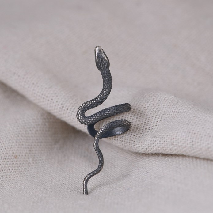受注制作＞ヘビのイヤーカフ 片側 金運 へび 蛇 シルバー R005 | iichi 