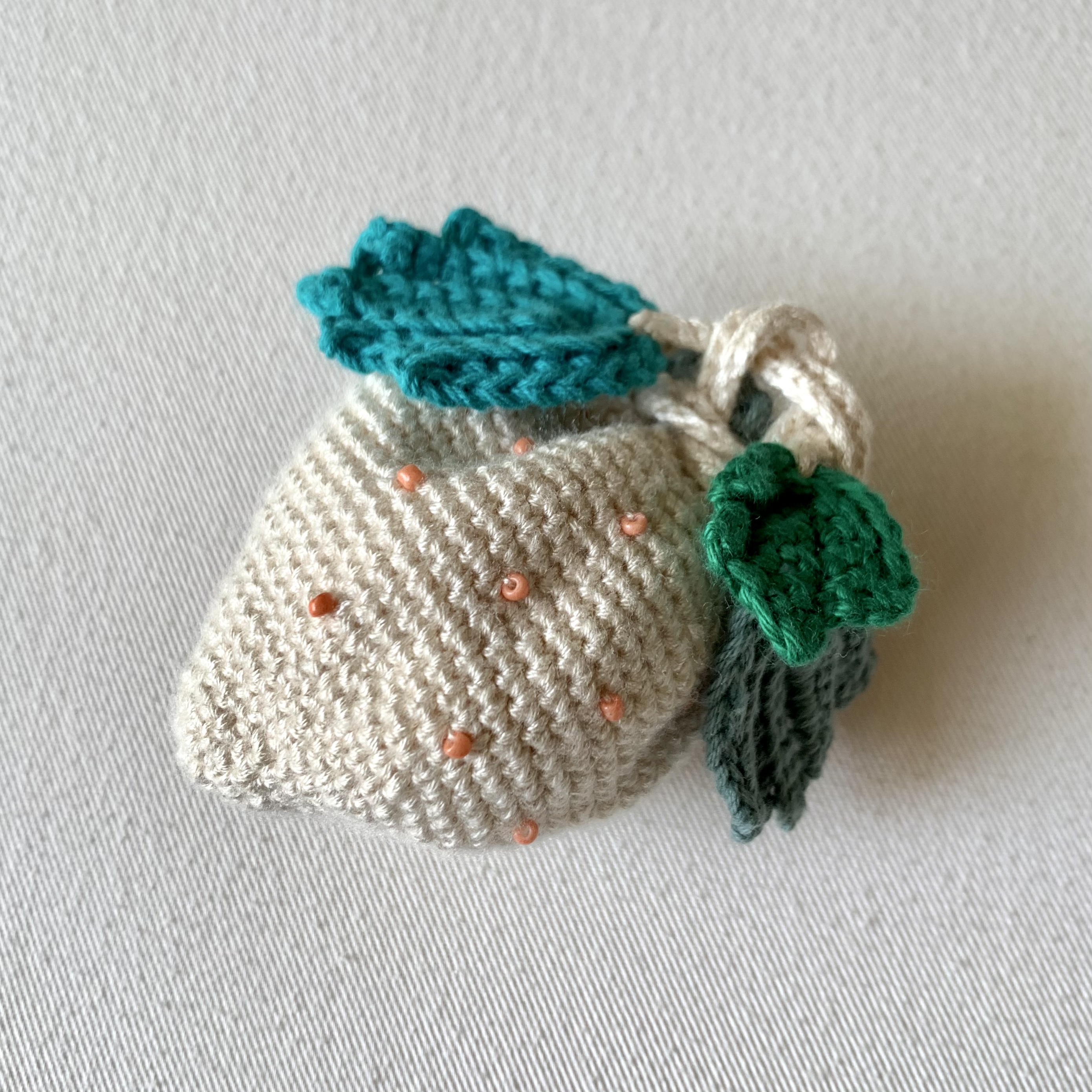 白いちごな巾着 かぎ針編み 白い苺 いちご ストロベリー 編みぐるみ あみぐるみ フルーツ Iichi ハンドメイド クラフト作品 手仕事品の通販