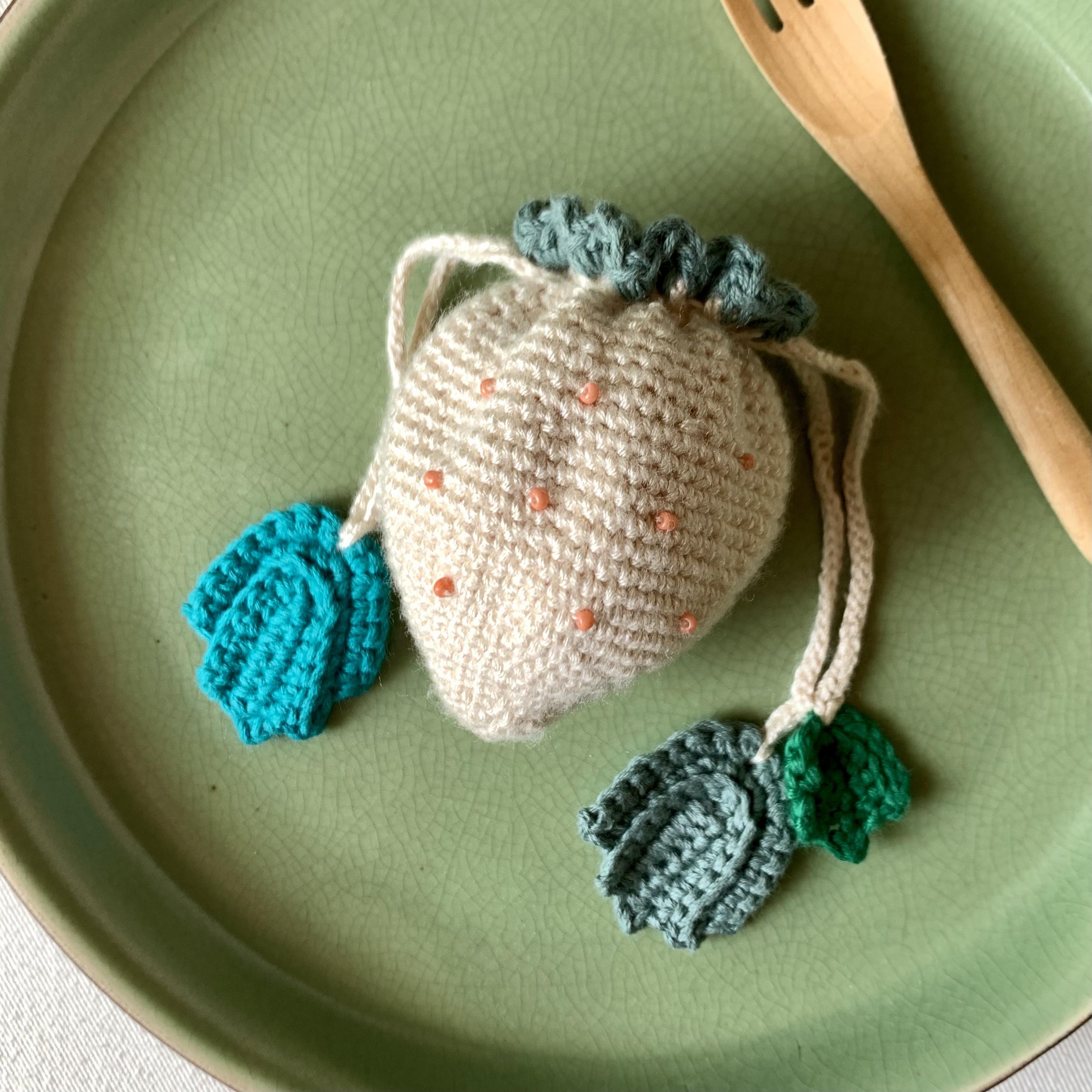 白いちごな巾着 かぎ針編み 白い苺 いちご ストロベリー 編みぐるみ あみぐるみ フルーツ Iichi ハンドメイド クラフト作品 手仕事品の通販