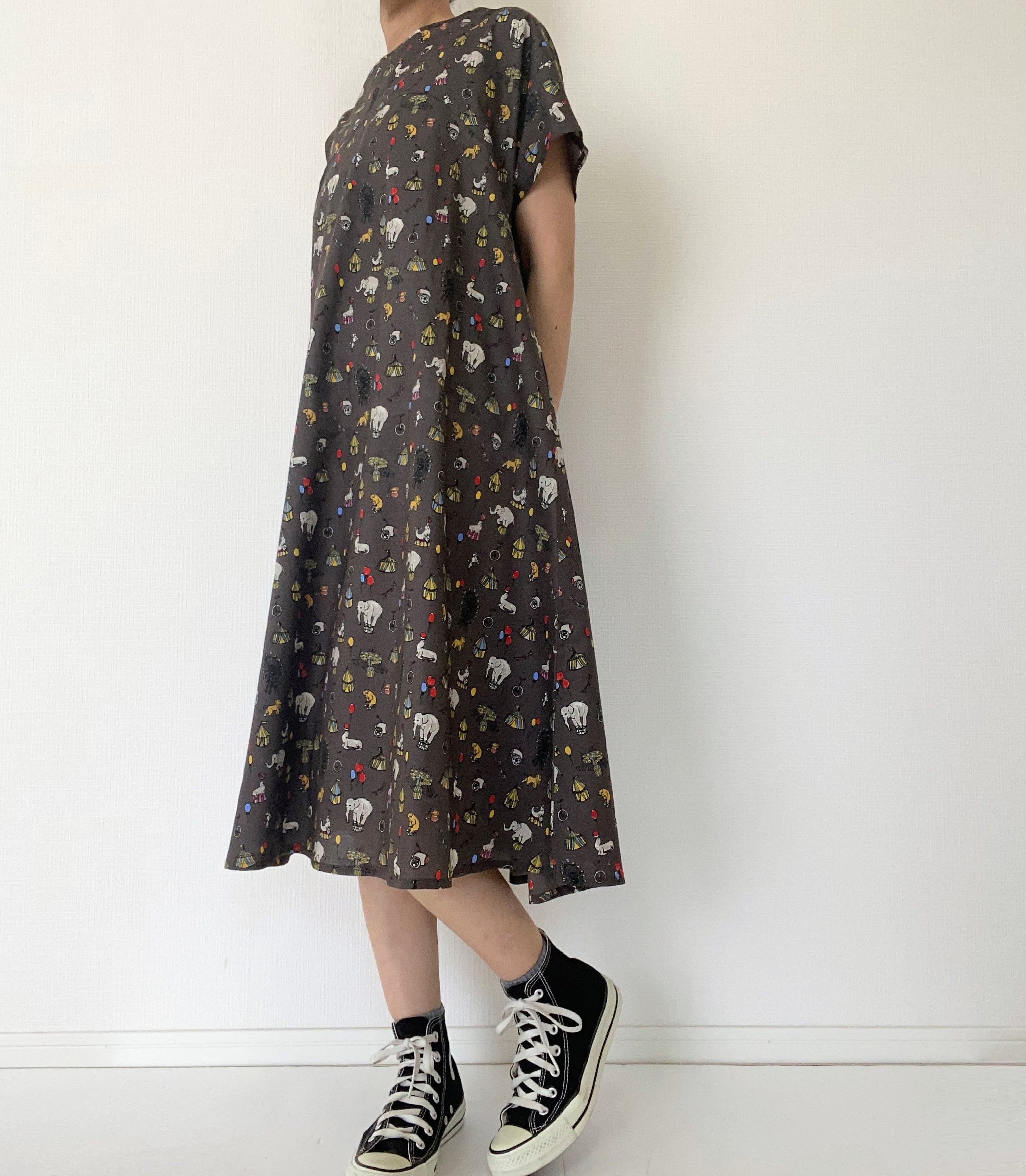 レトロサーカス柄 シンプル半袖ワンピース コットン100 チョコレートブラウン Iichi ハンドメイド クラフト作品 手仕事品の通販