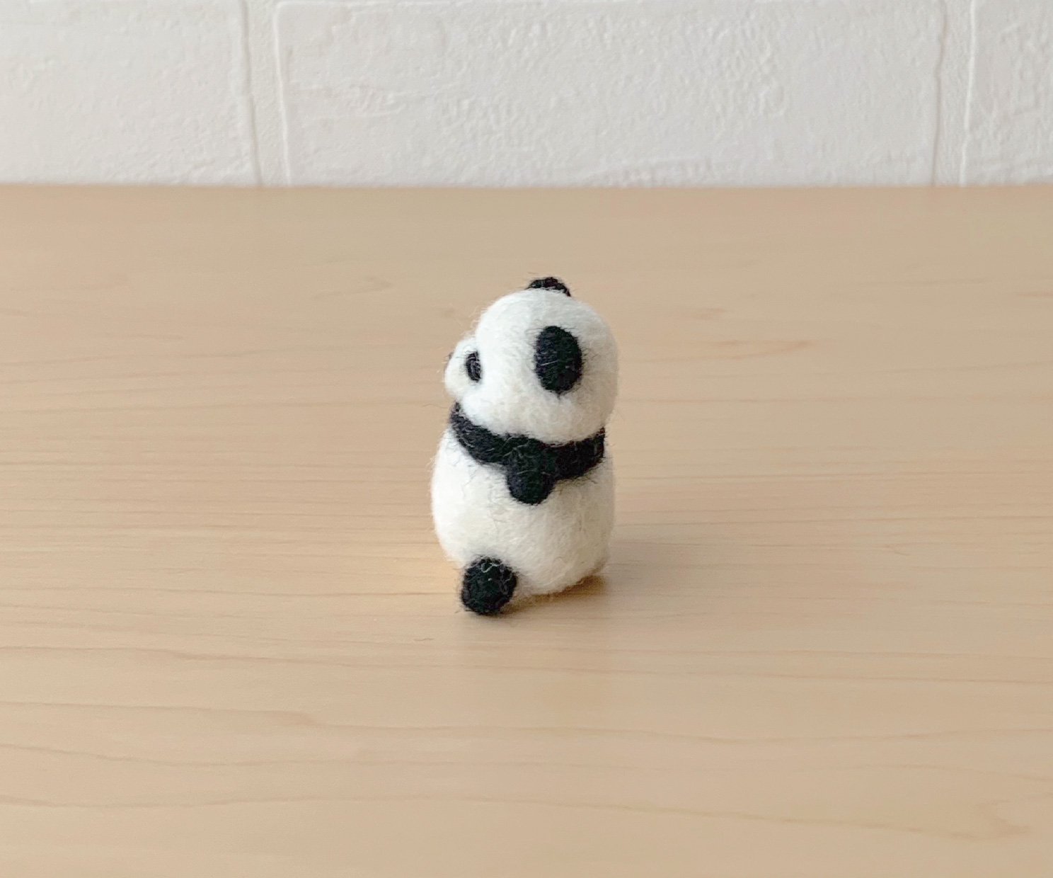 お座りパンダ フェルトのブローチ Iichi ハンドメイド クラフト作品 手仕事品の通販