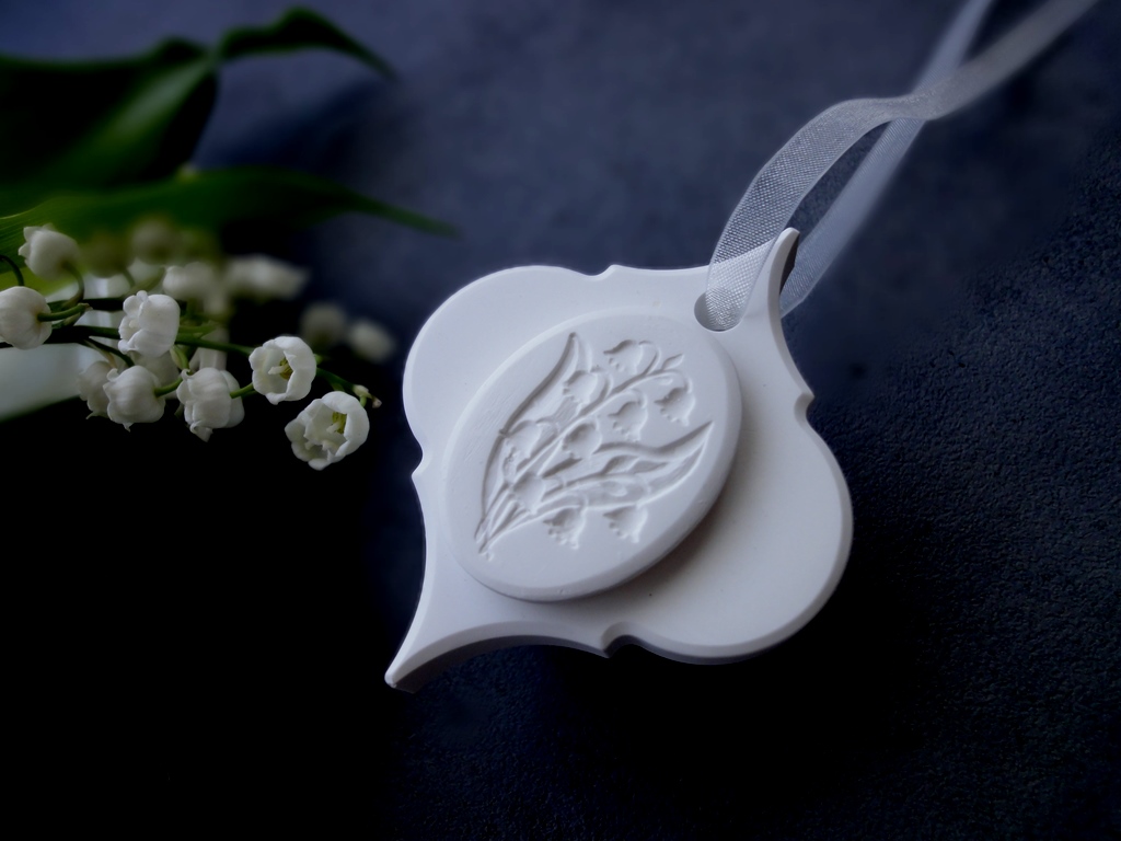 鈴蘭のカメオ調のアロマストーン 壁にかけるタイプ インタリオ 6種類から香りが選べる Iichi ハンドメイド クラフト作品 手仕事品の通販