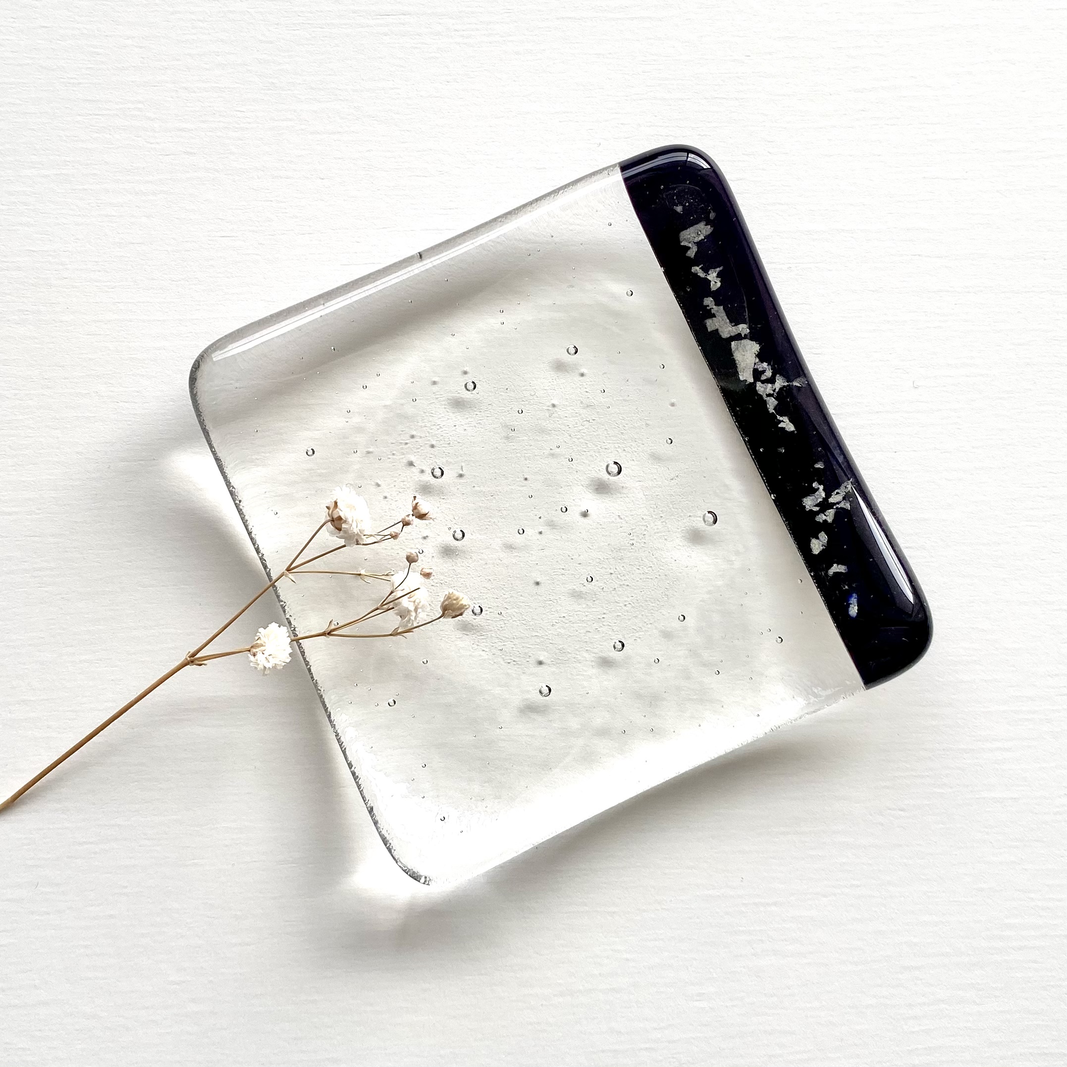 水の中の銀河2 銀箔を濃い紫色のガラスに閉じ込めた小皿 Iichi ハンドメイド クラフト作品 手仕事品の通販