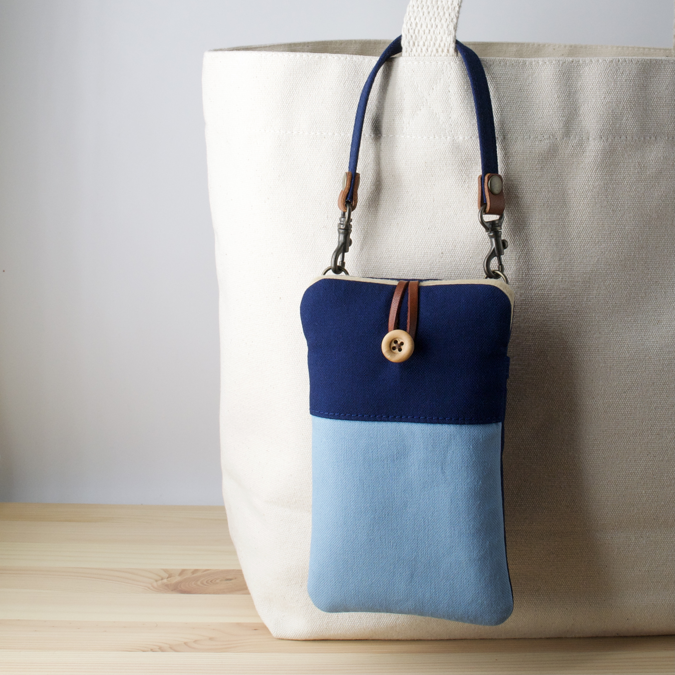 ストラップ付き クッションスマホポーチ ネイビー スカイブルー 帆布 本革 Iichi ハンドメイド クラフト作品 手仕事品の通販