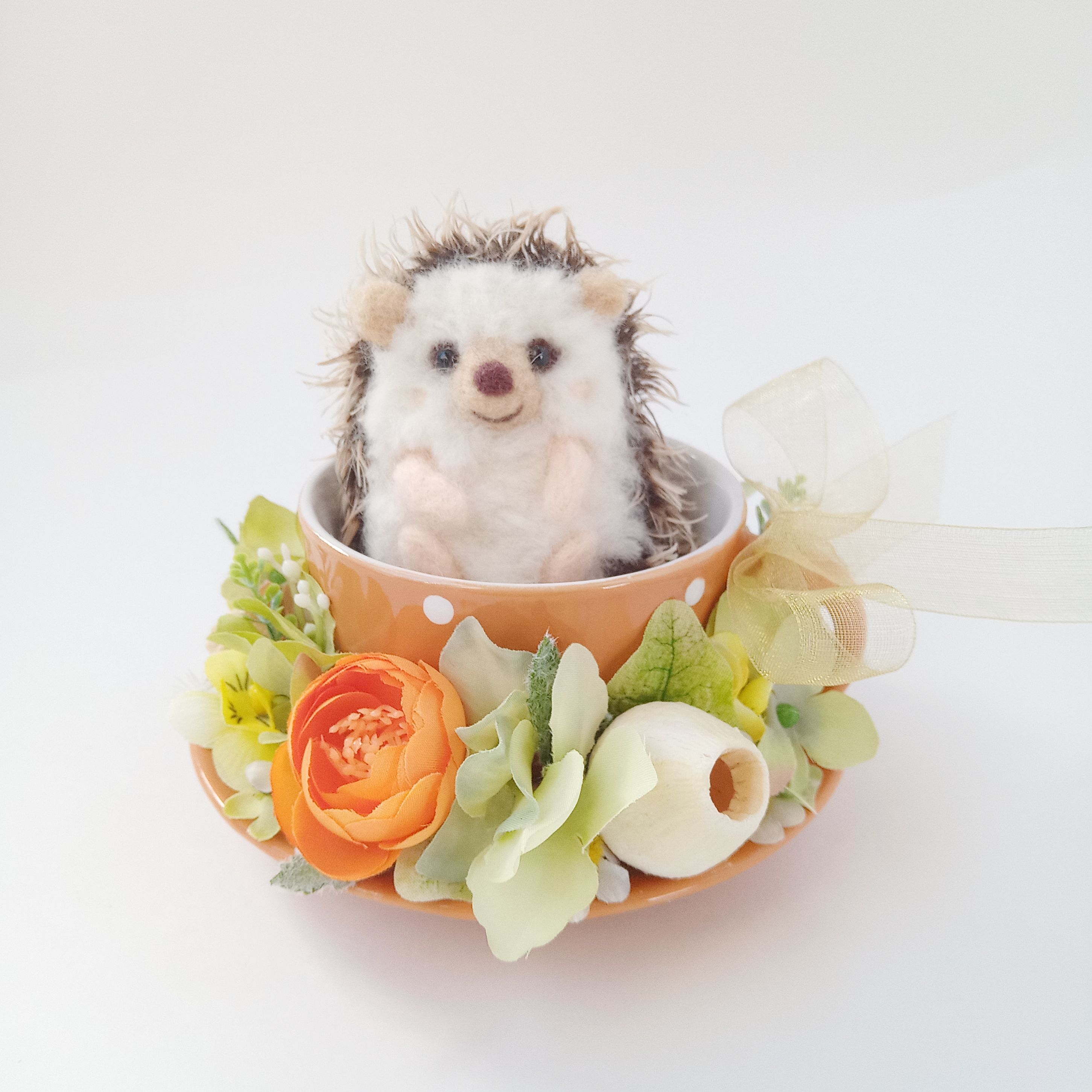 ハリネズミのライトグリーンのリース風カップアレンジメント アーティフィシャルフラワー母の日動物病院開院お祝いペットお悔やみ Iichi ハンドメイド クラフト作品 手仕事品の通販